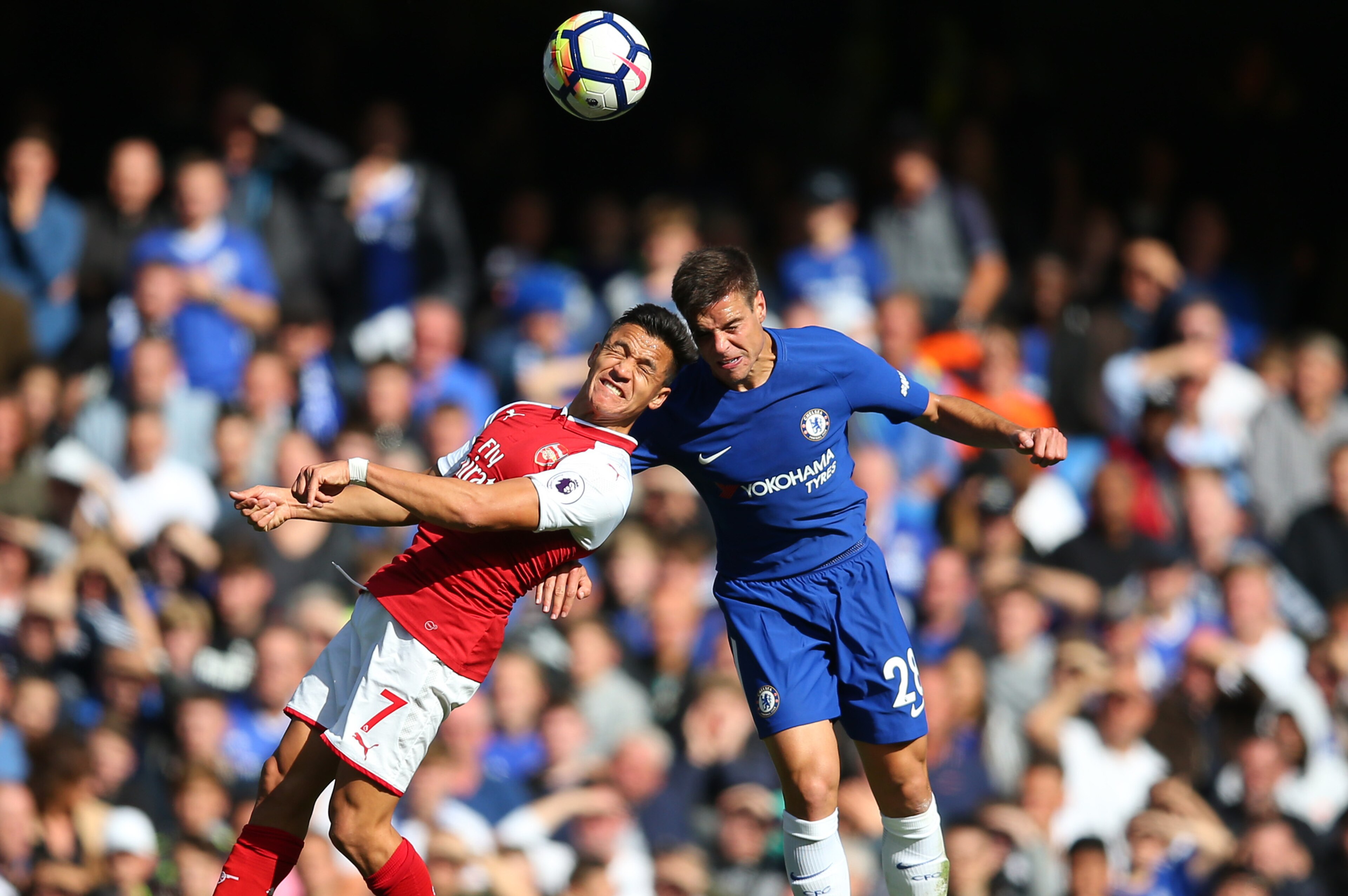 LONDON, ENGLAND - SEPTEMBER 17: Alexis Sanchez of Arsenal and Cesar Azpilicueta of Chelsea during the Premier League match between Chelsea and Arsenal at Stamford Bridge on September 17, 2017 in London, England. (Photo by Catherine Ivill - AMA/Getty Image
