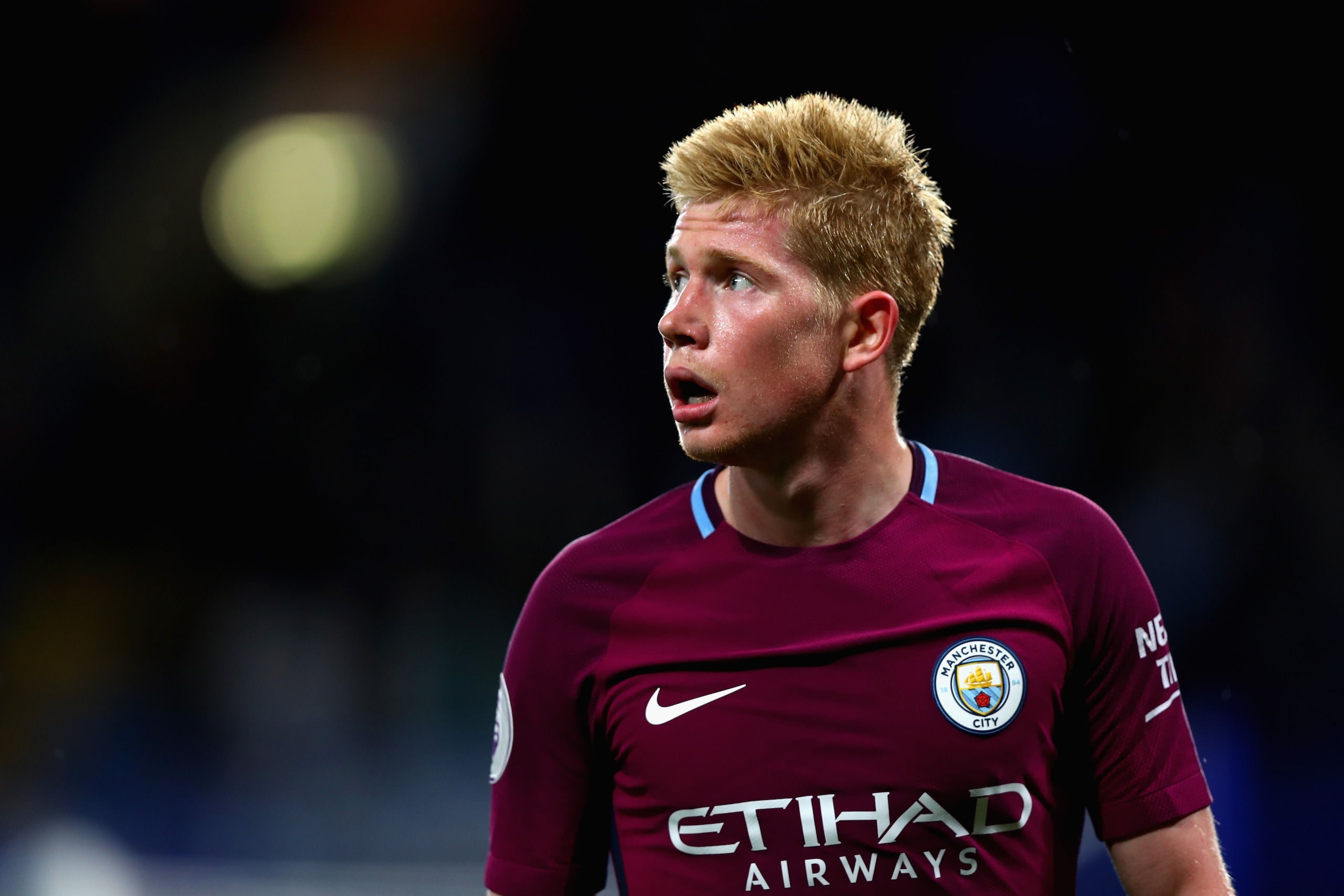 LONDON, ENGLAND - SEPTEMBER 30: Kevin De Bruyne of Manchester City looks on during the Premier League match between Chelsea and Manchester City at Stamford Bridge on September 30, 2017 in London, England.  (Photo by Clive Rose/Getty Images)