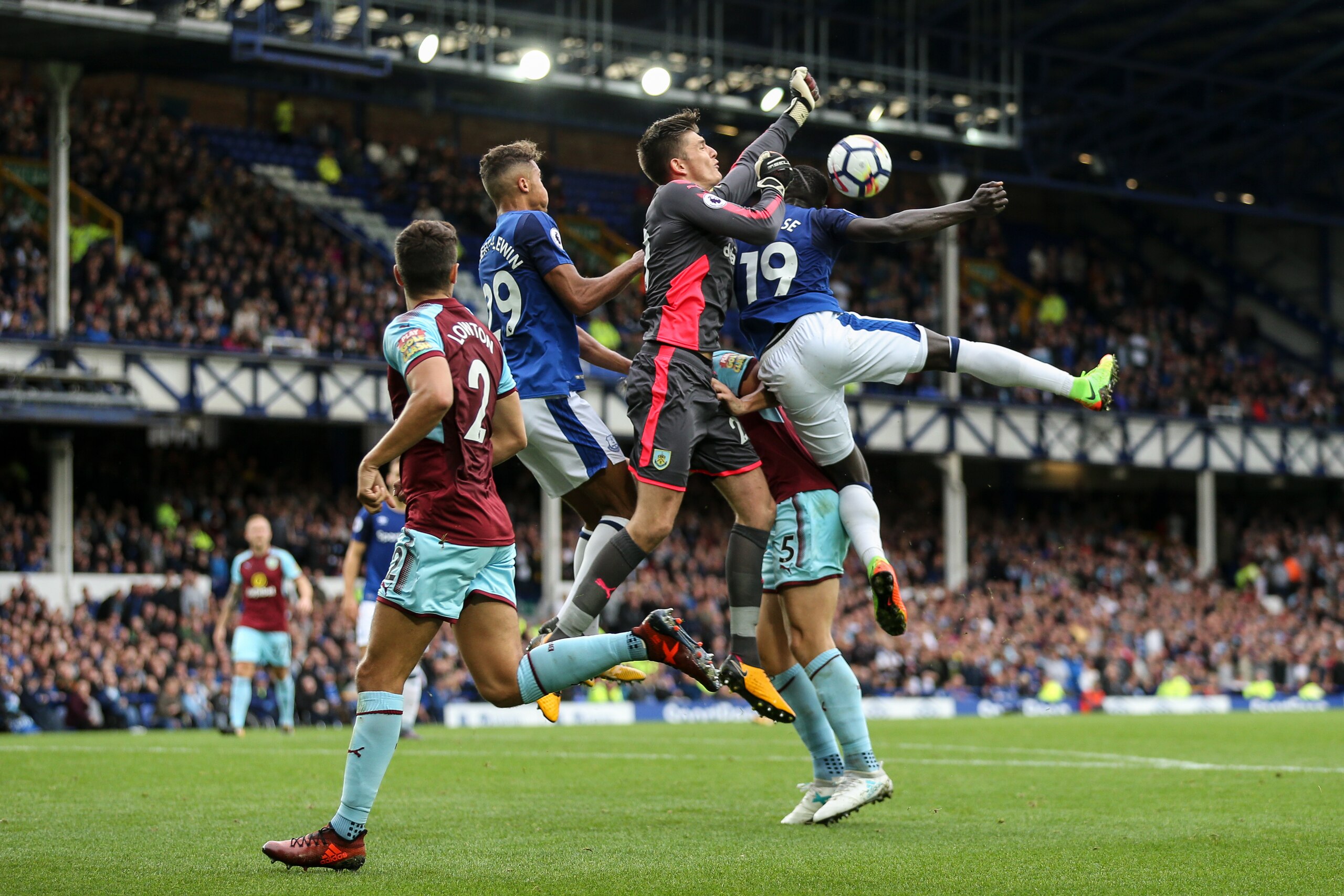 LIVERPOOL, ENGLAND - OCTOBER 01: Nick Pope of Burnley and Omar Niasse of Everton during the Premier League match between Everton and Burnley at Goodison Park on October 1, 2017 in Liverpool, England. (Photo by Robbie Jay Barratt - AMA/Getty Images)