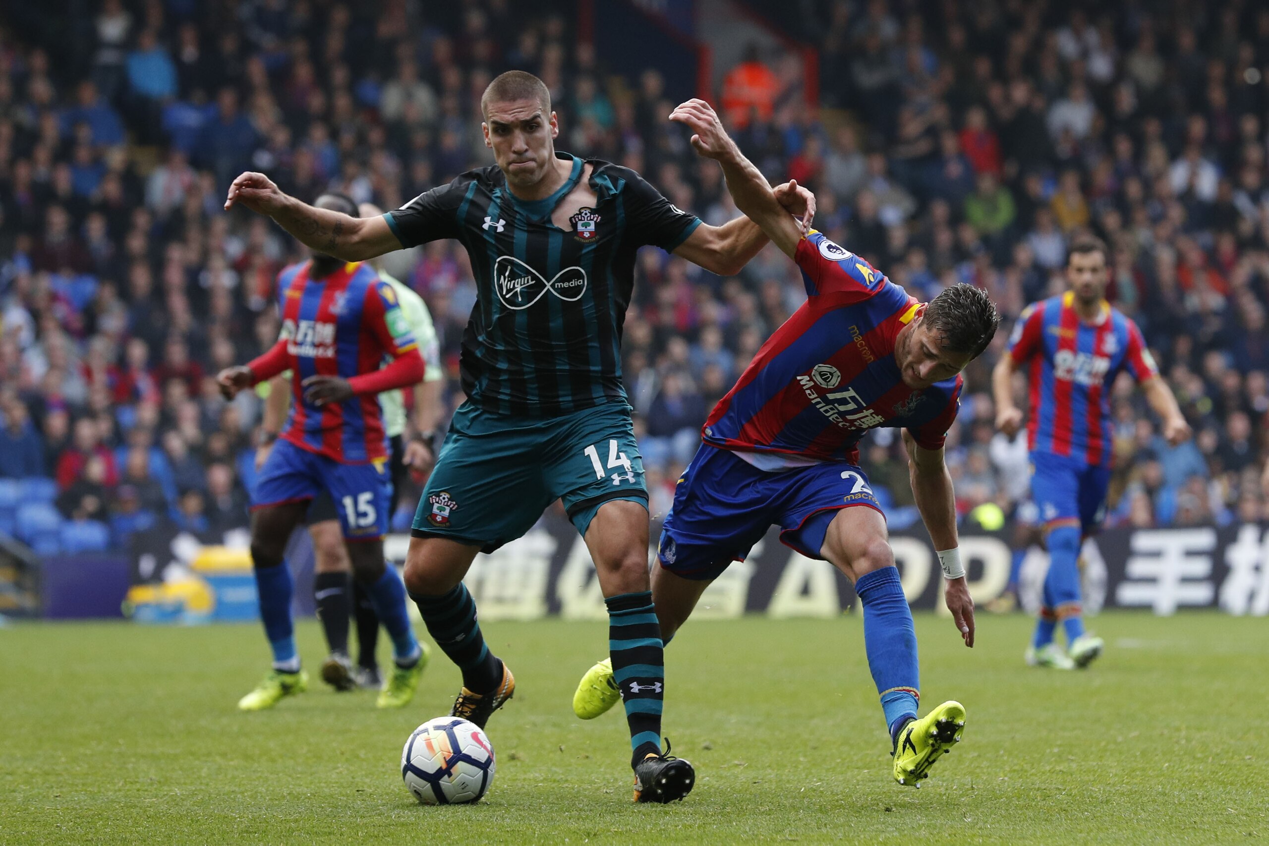 Southampton's Spanish midfielder Oriol Romeu (L) vies with Crystal Palace's English defender Joel Ward during the English Premier League football match between Crystal Palace and Southampton at Selhurst Park in south London on September 16, 2017 / AFP PHO