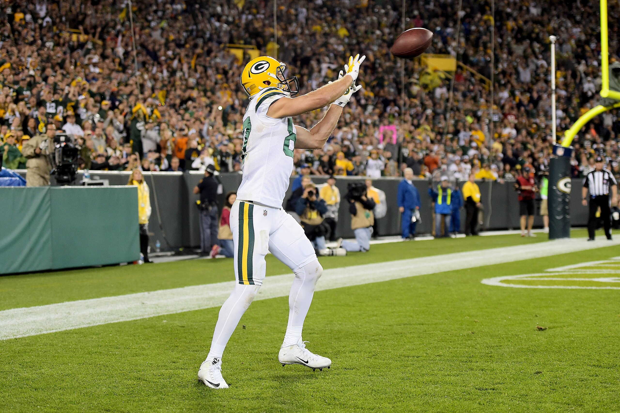 GREEN BAY, WI - SEPTEMBER 28:  Jordy Nelson #87 of the Green Bay Packers scores a touchdown in the fourth quarter against the Chicago Bears at Lambeau Field on September 28, 2017 in Green Bay, Wisconsin.  (Photo by Stacy Revere/Getty Images)