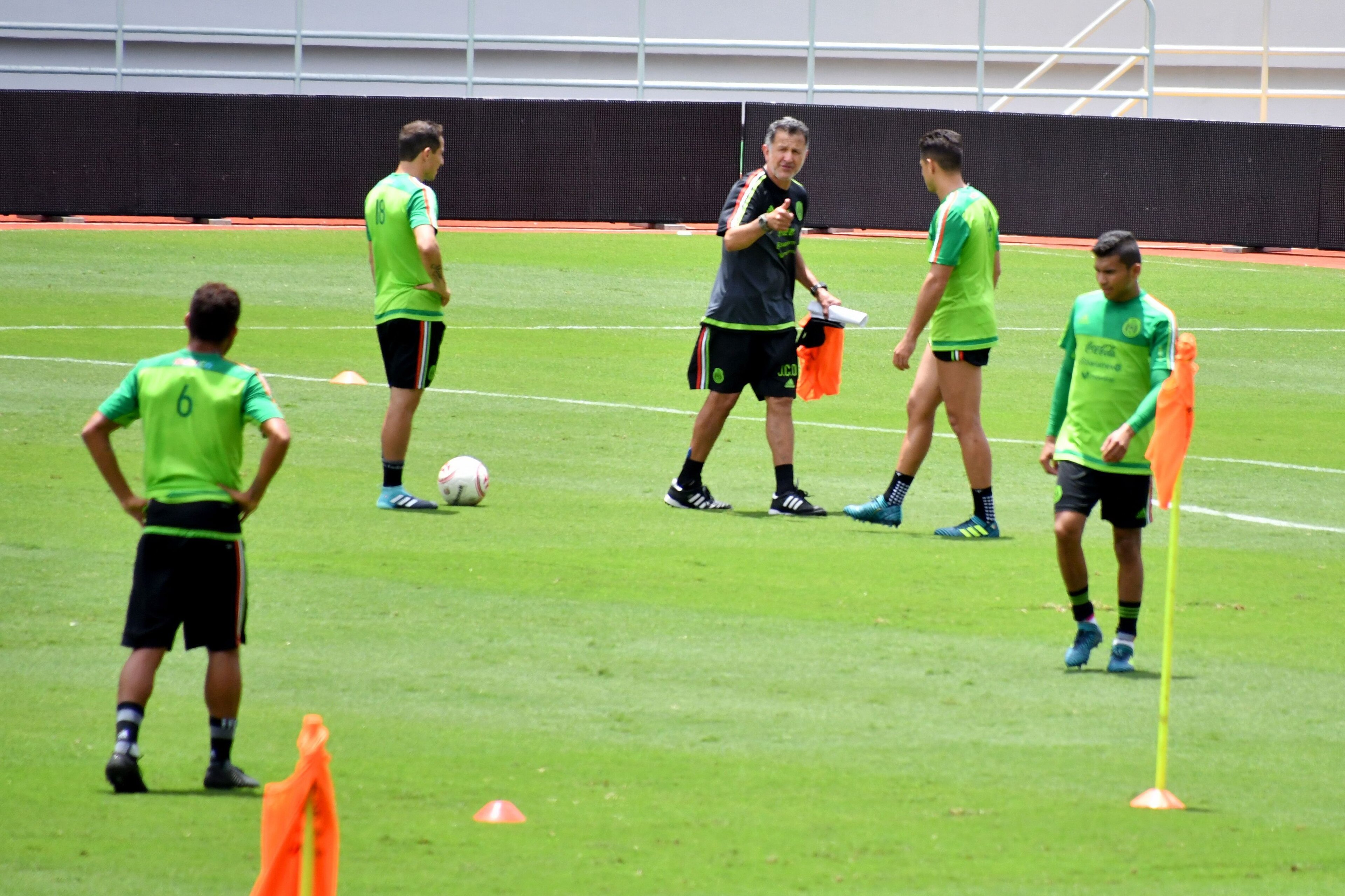Mexico's coach Juan Carlos Osorio (C) gives instructions to his players during a training at the National Stadium in San Jose on September 4, 2017 ahead of their September 5 FIFA World Cup Russia 2018 qualifier football match against Costa Rica. / AFP PHO