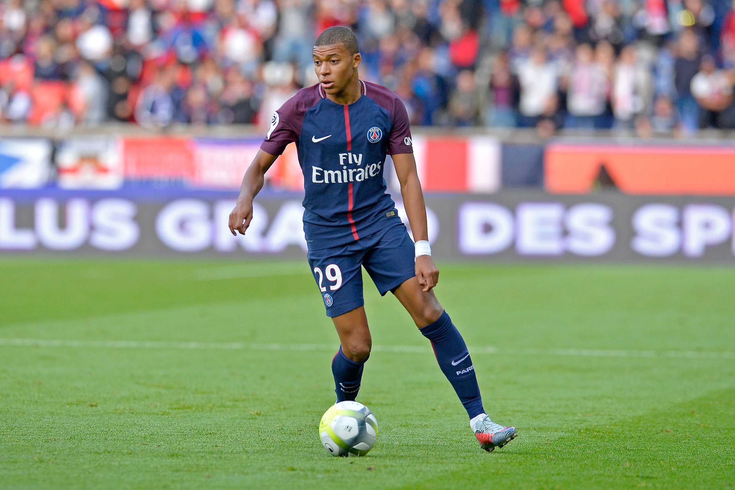 PARIS, FRANCE - SEPTEMBER 30:  Kylian Mbappe of Paris Saint-Germain runs with the ball during the Ligue 1 match between Paris Saint Germain and FC Girondins de Bordeaux at Parc des Princes on September 30, 2017 in Paris, France.  (Photo by Aurelien Meunie