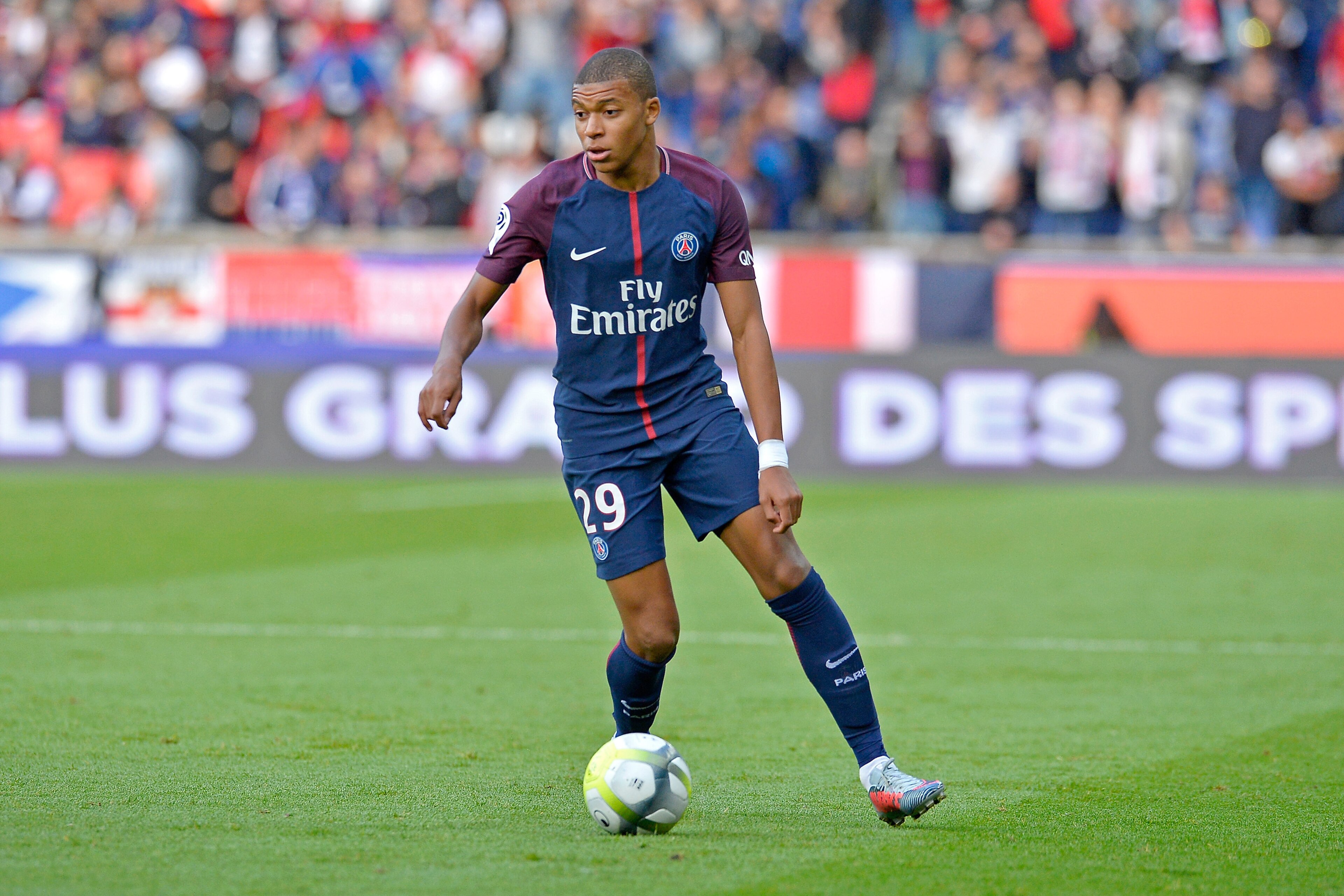 PARIS, FRANCE - SEPTEMBER 30:  Kylian Mbappe of Paris Saint-Germain runs with the ball during the Ligue 1 match between Paris Saint Germain and FC Girondins de Bordeaux at Parc des Princes on September 30, 2017 in Paris, France.  (Photo by Aurelien Meunie