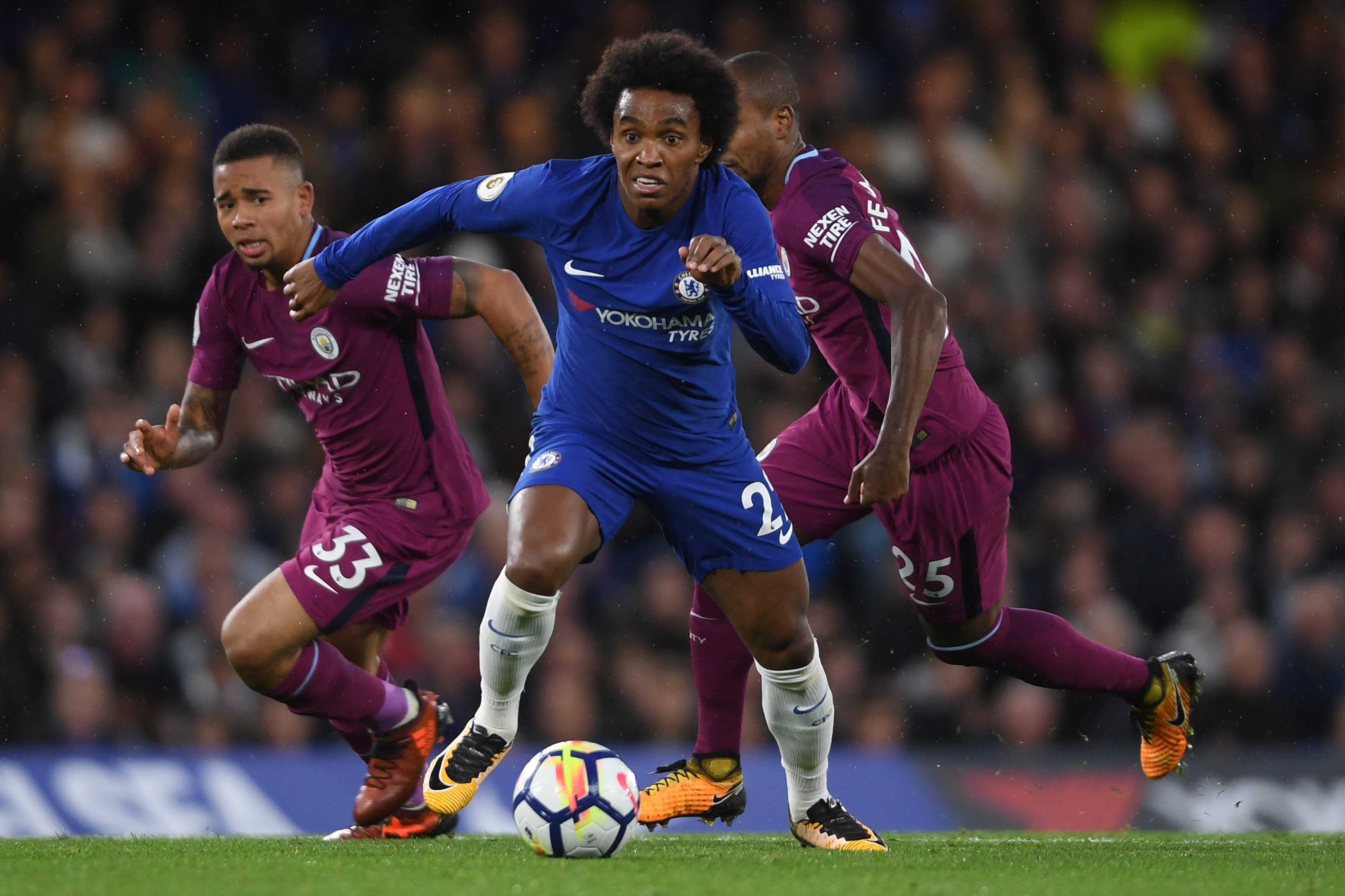 LONDON, ENGLAND - SEPTEMBER 30:  Willian of Chelsea in action during the Premier League match between Chelsea and Manchester City at Stamford Bridge on September 30, 2017 in London, England.  (Photo by Mike Hewitt/Getty Images)