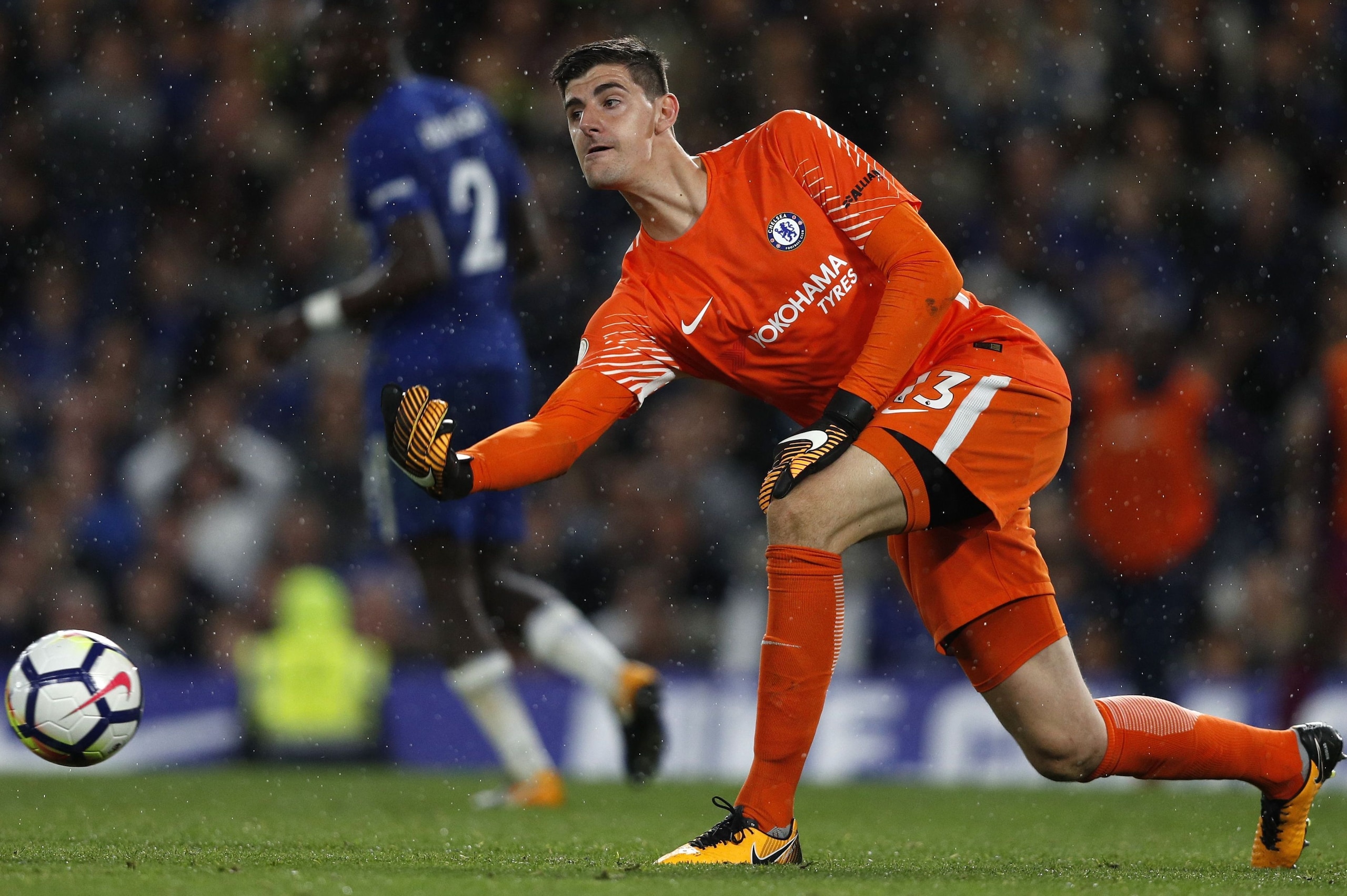 Chelsea's Belgian goalkeeper Thibaut Courtois rolls the ball out during the English Premier League football match between Chelsea and Manchester City at Stamford Bridge in London on September 30, 2017. / AFP PHOTO / Adrian DENNIS / RESTRICTED TO EDITORIAL Chelsea's Belgian goalkeeper Thibaut Courtois rolls the ball out during the English Premier League football match between Chelsea and Manchester City at Stamford Bridge in London on September 30, 2017. / AFP PHOTO / Adrian DENNIS / RESTRICTED TO EDITORIAL