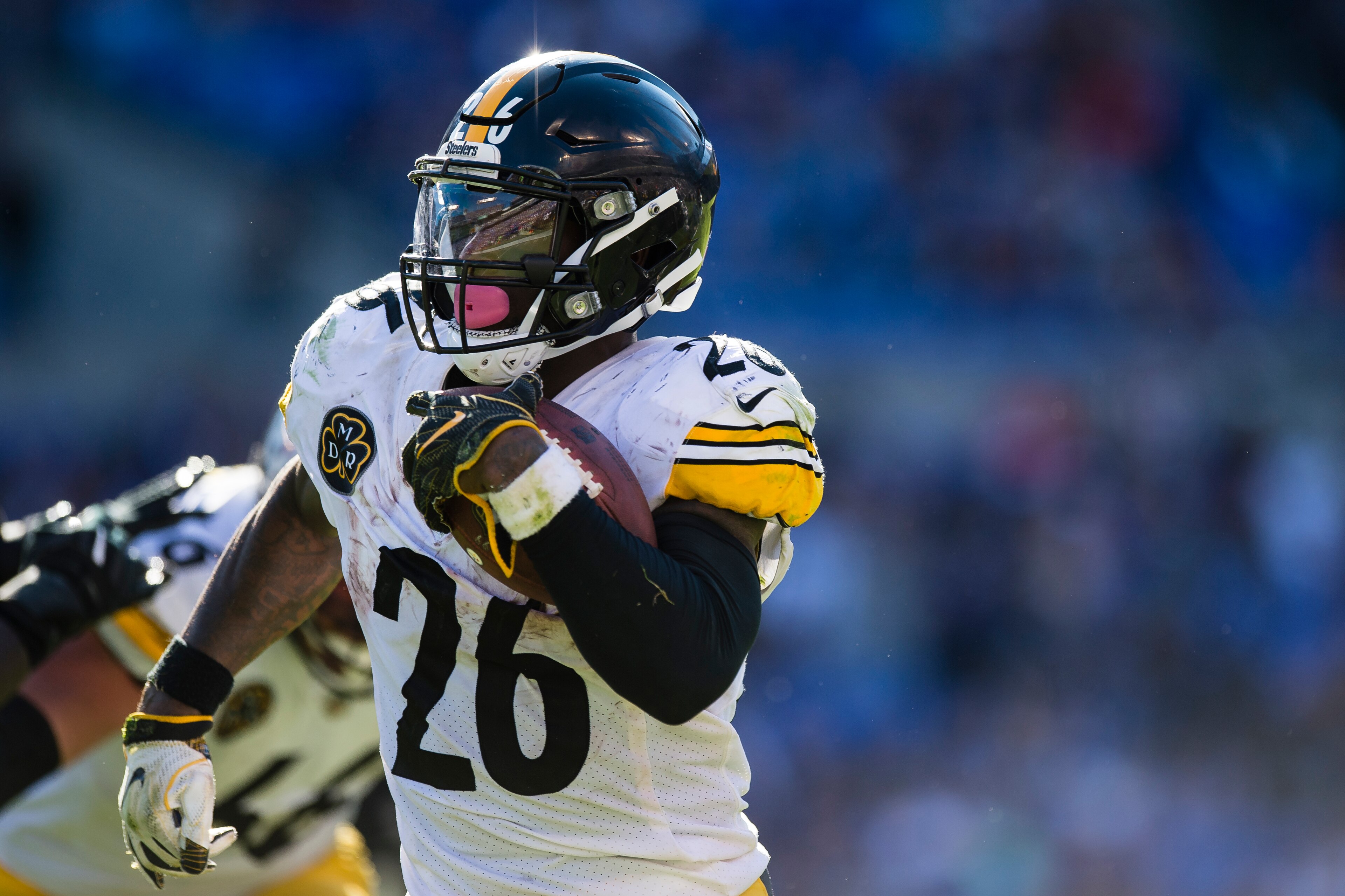BALTIMORE, MD - OCTOBER 01: Running back Le'Veon Bell #26 of the Pittsburgh Steelers carries the ball against the Baltimore Ravens in the fourth quarter at M&T Bank Stadium on October 1, 2017 in Baltimore, Maryland. (Photo by Patrick McDermott/Getty Image