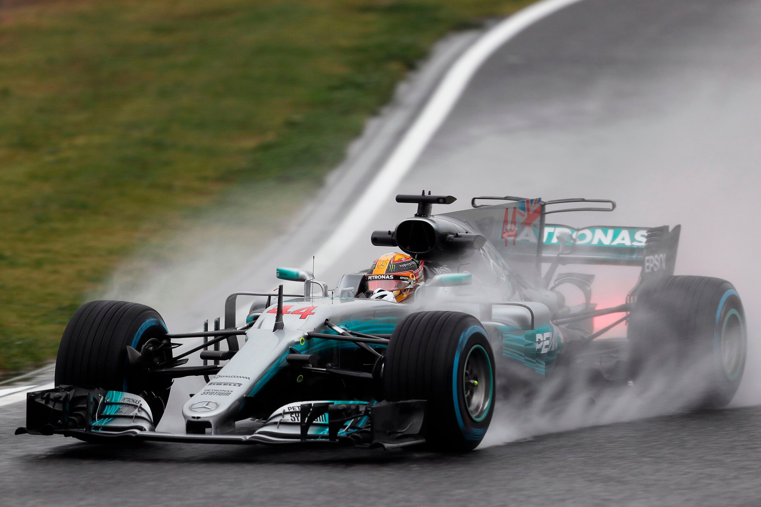 Mercedes' British driver Lewis Hamilton drives during the second practice session of the Formula One Japanese Grand Prix at Suzuka on October 6, 2017. / AFP PHOTO / Kiyoshi OTA        (Photo credit should read KIYOSHI OTA/AFP/Getty Images)