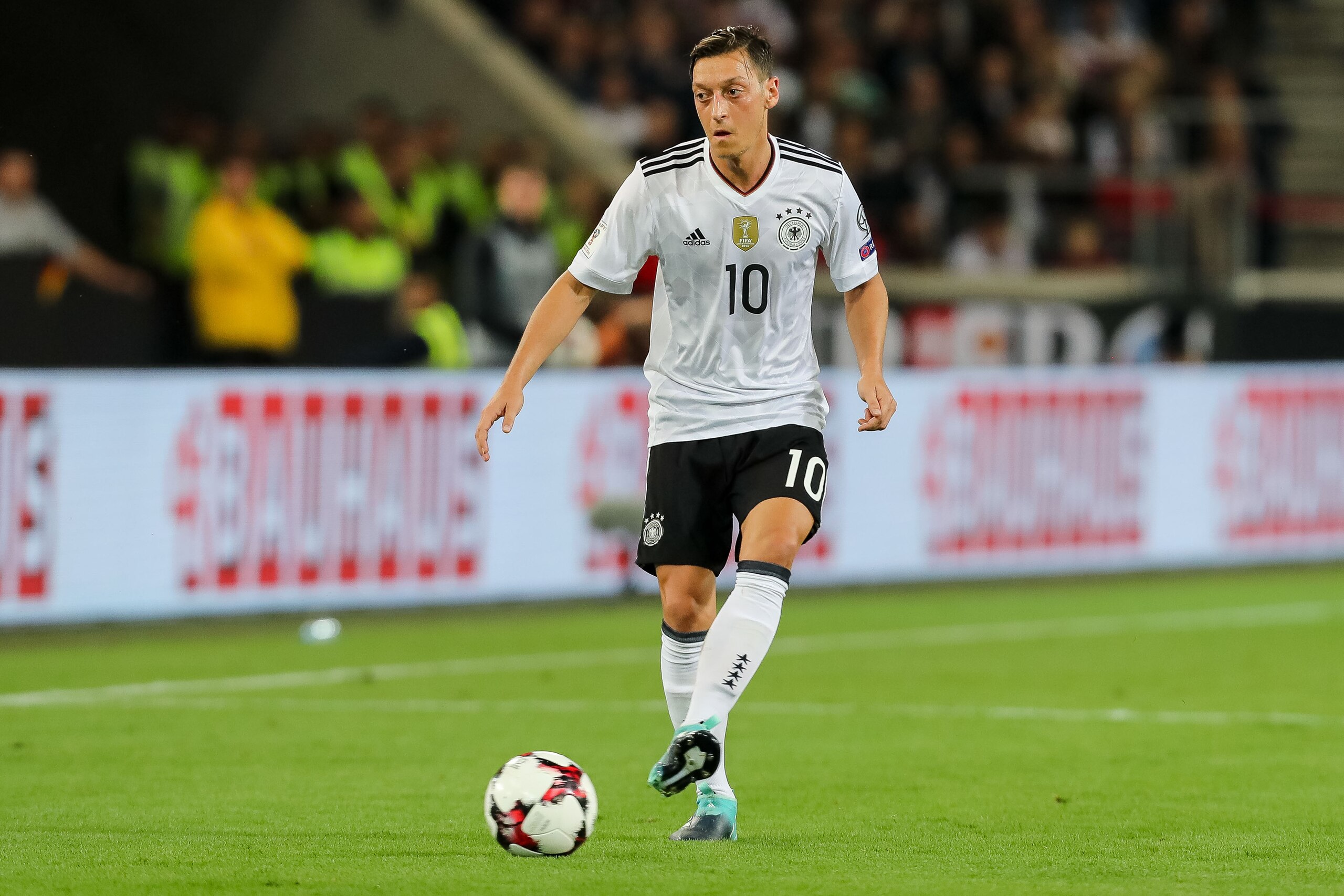 STUTTGART, GERMANY - SEPTEMBER 04: Mesut Oezil of Germany controls the ball during the FIFA 2018 World Cup Qualifier between Germany and Norway at Mercedes-Benz Arena on September 4, 2017 in Stuttgart, Baden-Wuerttemberg. (Photo by TF-Images/TF-Images via