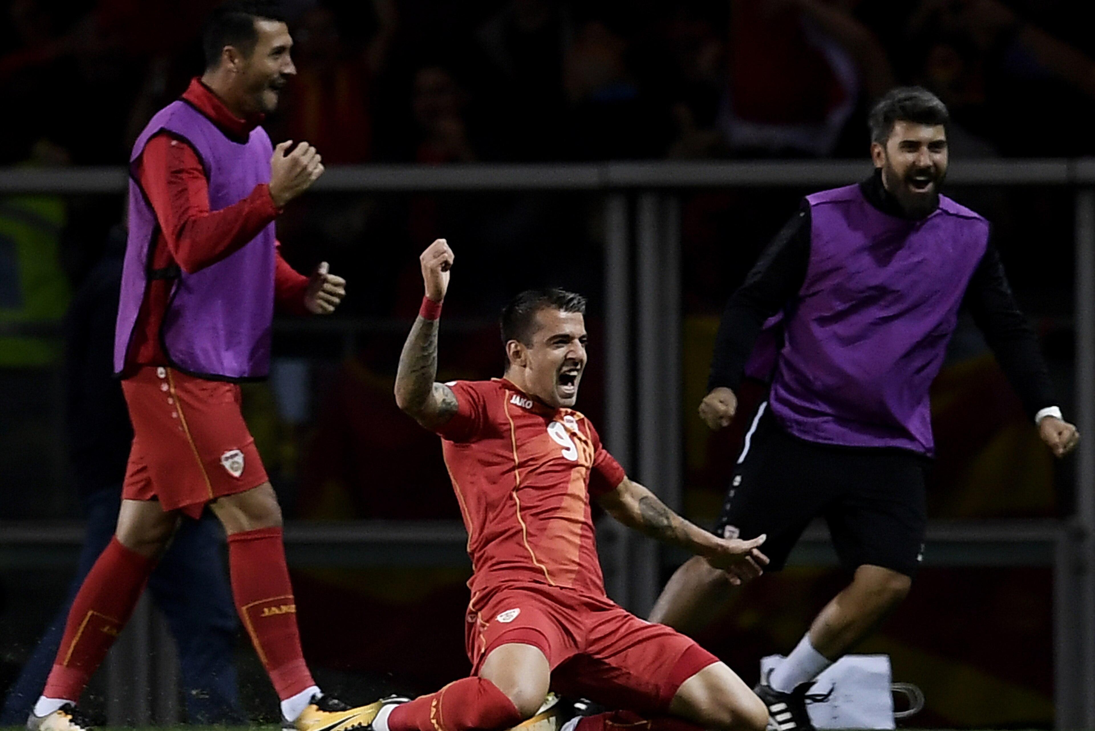 Macedonia's forward Aleksandar Trajkovski (C) celebrates scoring his team's first goal during the FIFA World Cup 2018 qualification football match between Italy and Macedonia at The 'Grande Torino Stadium' in Turin on October 6, 2017. / AFP PHOTO / MARCO 