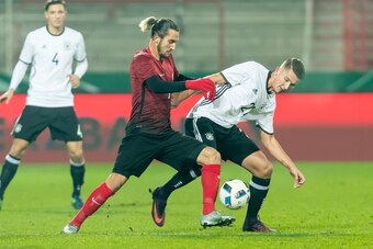 Berlin, Deutschland, 10.11.2016, U21 Laenderspiel, Deutschland - Tuerkei, Yusuf Yazici (TUR) und Paul Seguin (GER) im Zweikampf   (Photo by TF-Images/Getty Images)