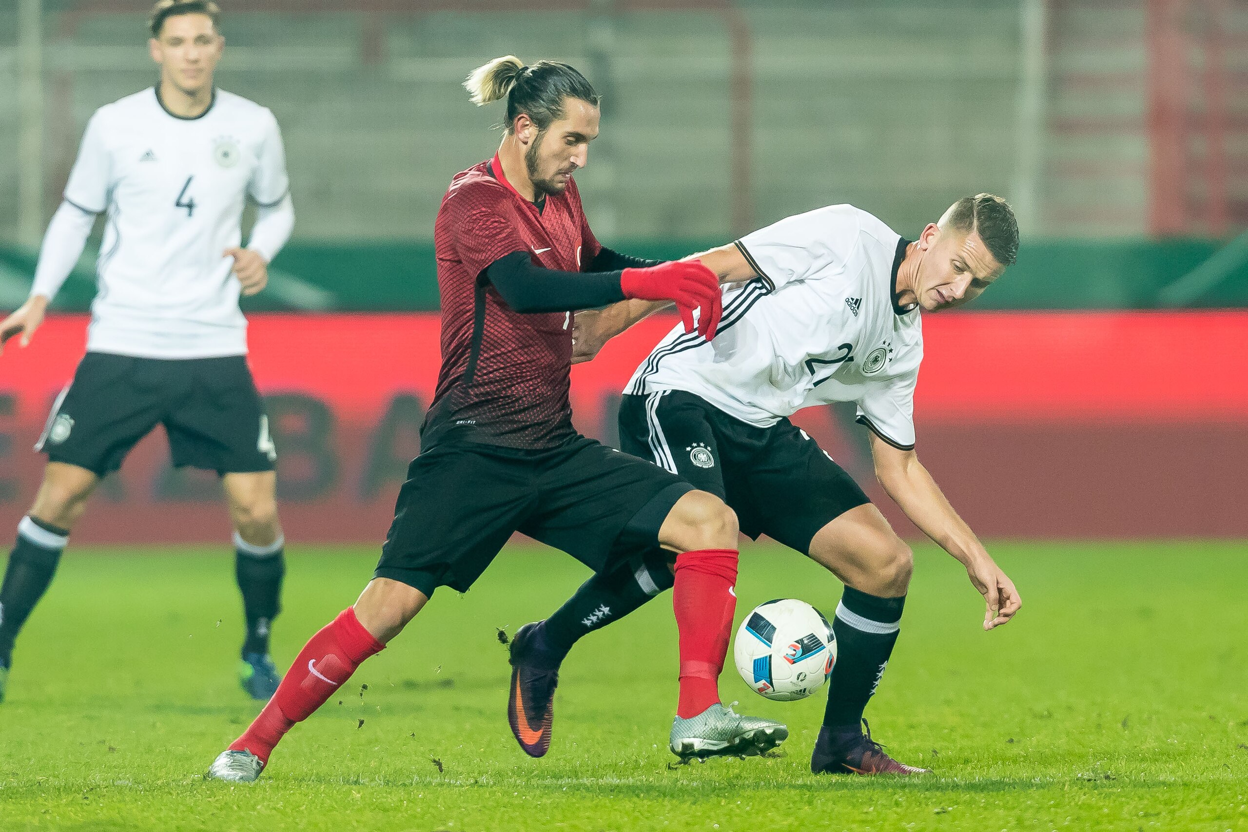 Berlin, Deutschland, 10.11.2016, U21 Laenderspiel, Deutschland - Tuerkei, Yusuf Yazici (TUR) und Paul Seguin (GER) im Zweikampf   (Photo by TF-Images/Getty Images)