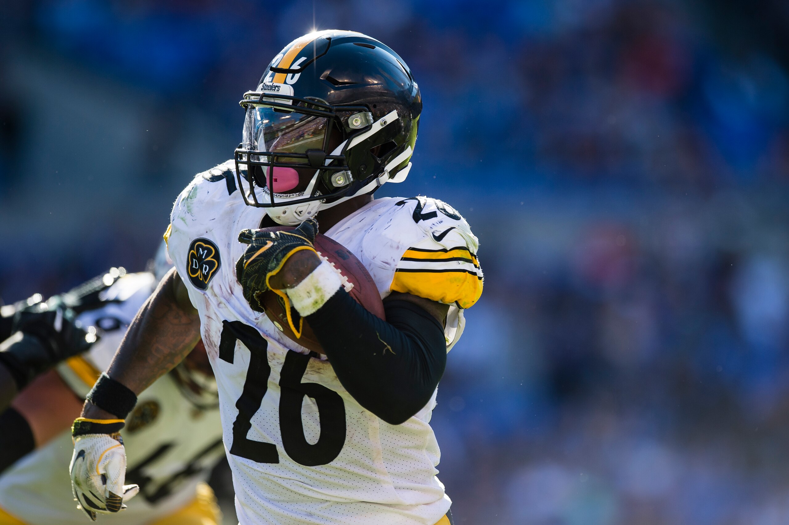 BALTIMORE, MD - OCTOBER 01: Running back Le'Veon Bell #26 of the Pittsburgh Steelers carries the ball against the Baltimore Ravens in the fourth quarter at M&T Bank Stadium on October 1, 2017 in Baltimore, Maryland. (Photo by Patrick McDermott/Getty Image