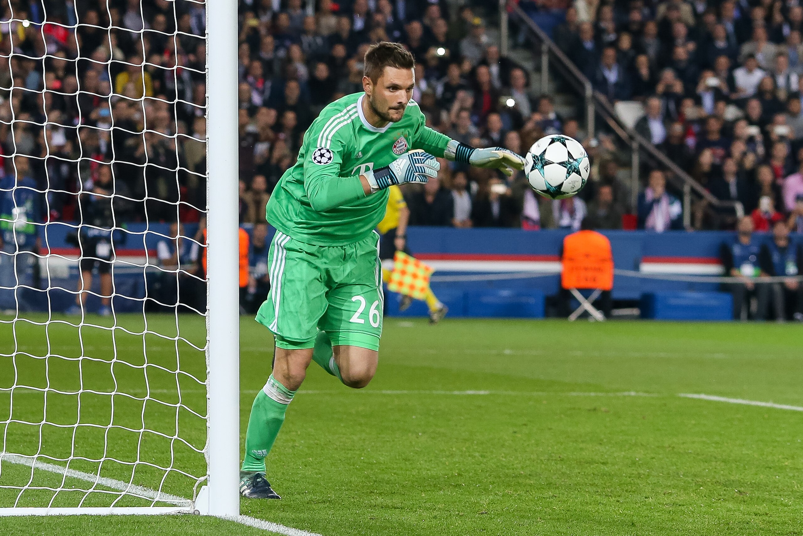 PARIS, FRANCE - SEPTEMBER 27: Goalkeeper Sven Ulreich of Bayern Muenchen controls the ball during the UEFA Champions League group B match between Paris Saint-Germain of Paris Saint-Germain and Bayern Muenchen (Bayern Munich) at Parc des Princes on Septemb