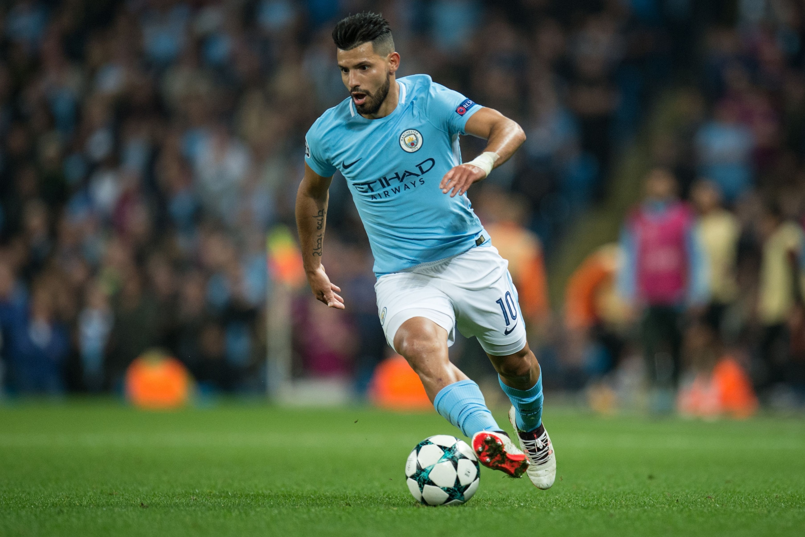 Manchester City's Argentinian striker Sergio Aguero runs with the ball during the Group F football match between Manchester City and Shakhtar Donetsk at the Etihad Stadium in Manchester, north west England, on September 26, 2017. / AFP PHOTO / OLI SCARFF Manchester City's Argentinian striker Sergio Aguero runs with the ball during the Group F football match between Manchester City and Shakhtar Donetsk at the Etihad Stadium in Manchester, north west England, on September 26, 2017. / AFP PHOTO / OLI SCARFF