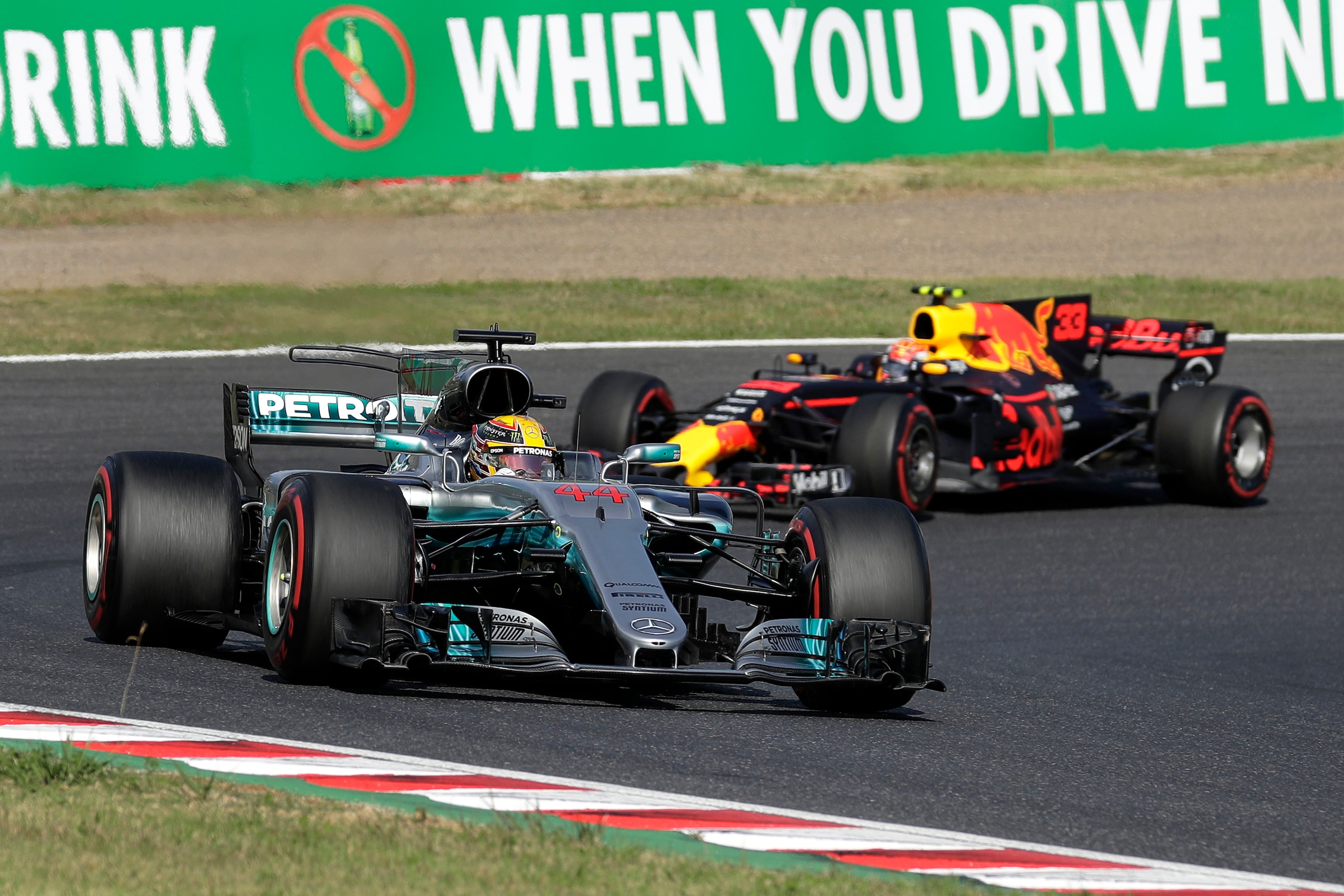 Mercedes' British driver Lewis Hamilton (L) drives ahead of Red Bull's Dutch driver Max Verstappen during the Formula One Japanese Grand Prix at Suzuka on October 8, 2017. / AFP PHOTO / Kiyoshi OTA        (Photo credit should read KIYOSHI OTA/AFP/Getty Im