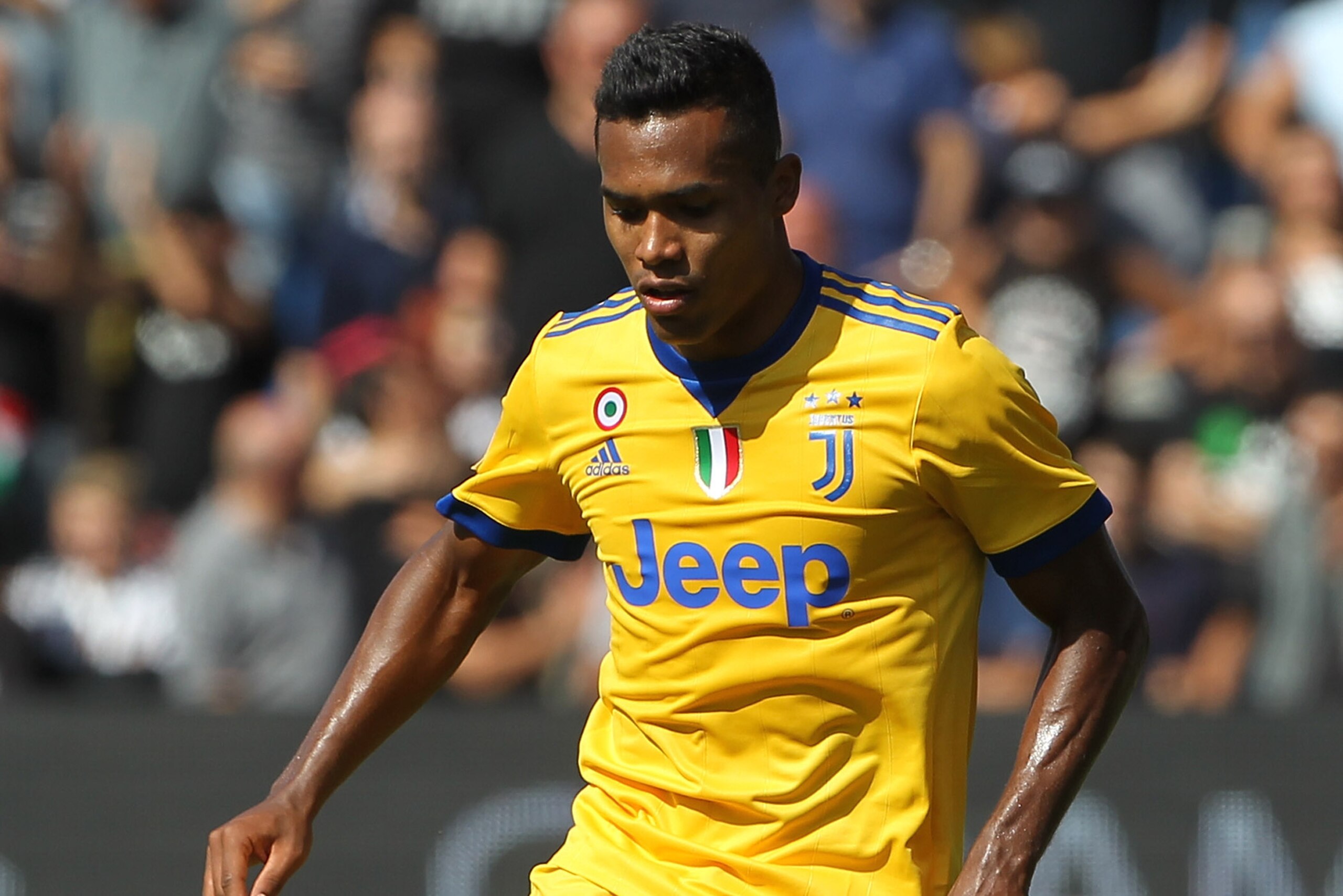 REGGIO NELL'EMILIA, ITALY - SEPTEMBER 17:  Alex Sandro of Juventus in action during the Serie A match between US Sassuolo and Juventus at Mapei Stadium - Citta' del Tricolore on September 17, 2017 in Reggio nell'Emilia, Italy.  (Photo by Marco Luzzani/Get