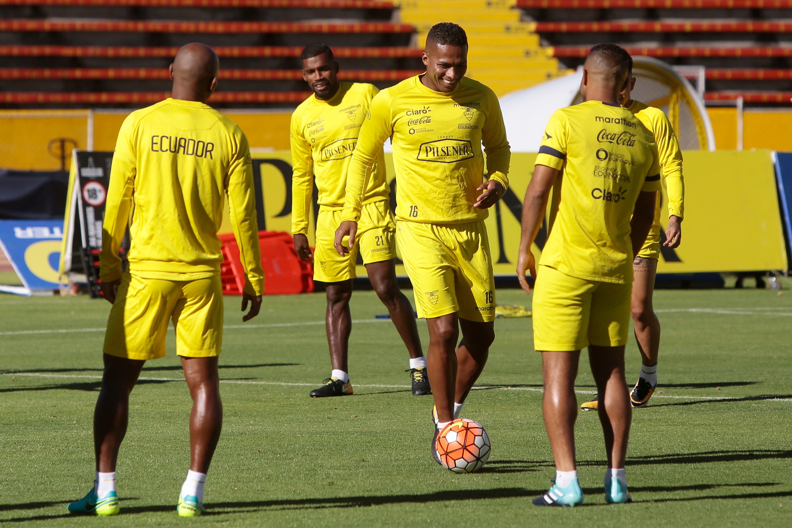 Ecuador's player Antonio Valencia (C) takes part in a training session in the Olimpico Atahualpa stadium in Quito, Ecuador on September 3, 2017, ahead of their upcoming 2018 FIFA World Cup Russia South American qualifier football match against Peru.  / AF