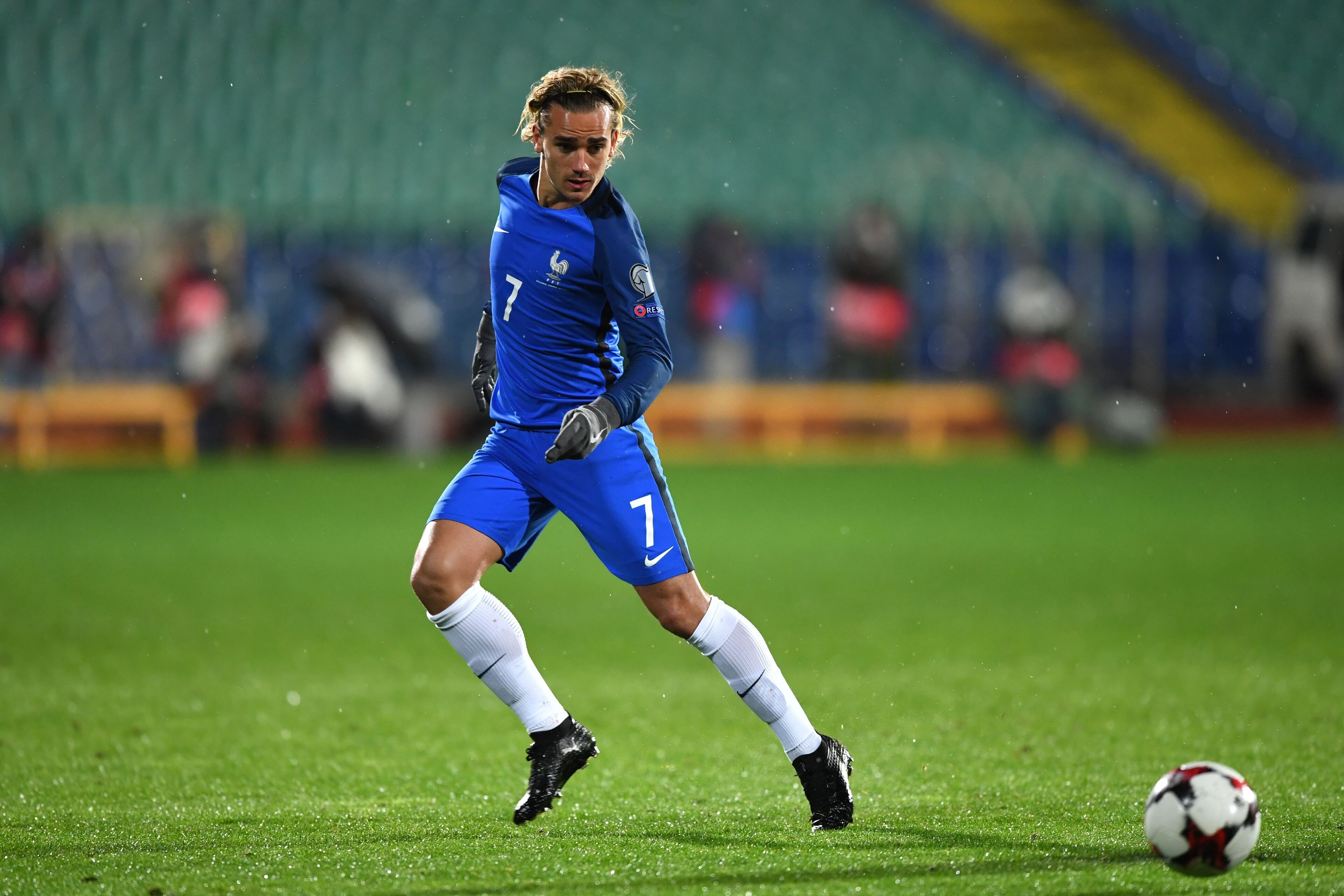 France's forward Antoine Griezmann controls the ball during the FIFA World Cup 2018 qualifying football match between Bulgaria and France at The Vasil Levski Stadium in Sofia on October 7, 2017. / AFP PHOTO / Dimitar DILKOFF        (Photo credit should re