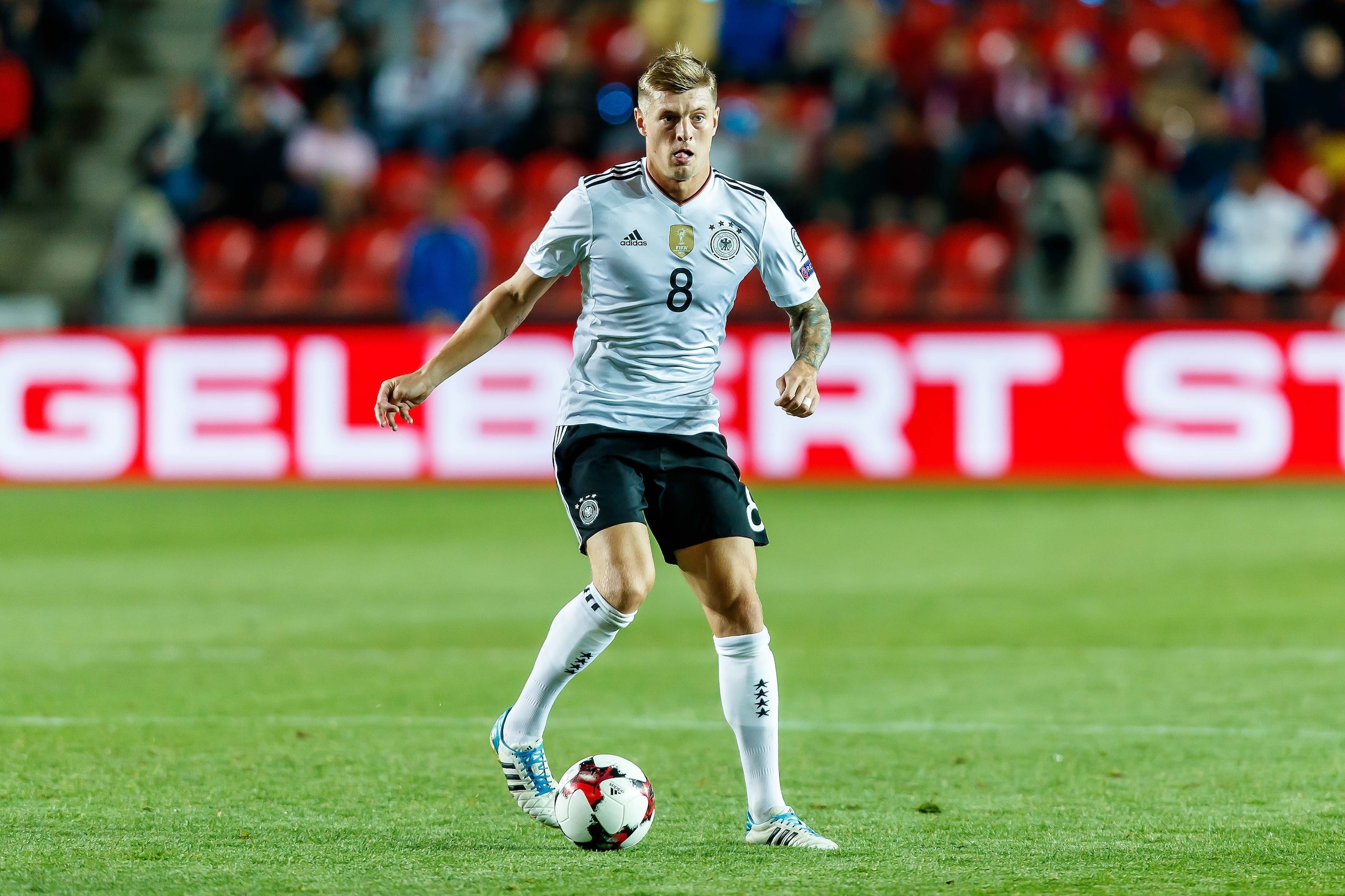 PRAGUE, CZECH REPUBLIC - SEPTEMBER 01: Toni Kroos of Germany controls the ball during the FIFA 2018 World Cup Qualifier between Czech Republic and Germany at Eden Stadium on September 1, 2017 in Prague. (Photo by TF-Images/TF-Images via Getty Images)