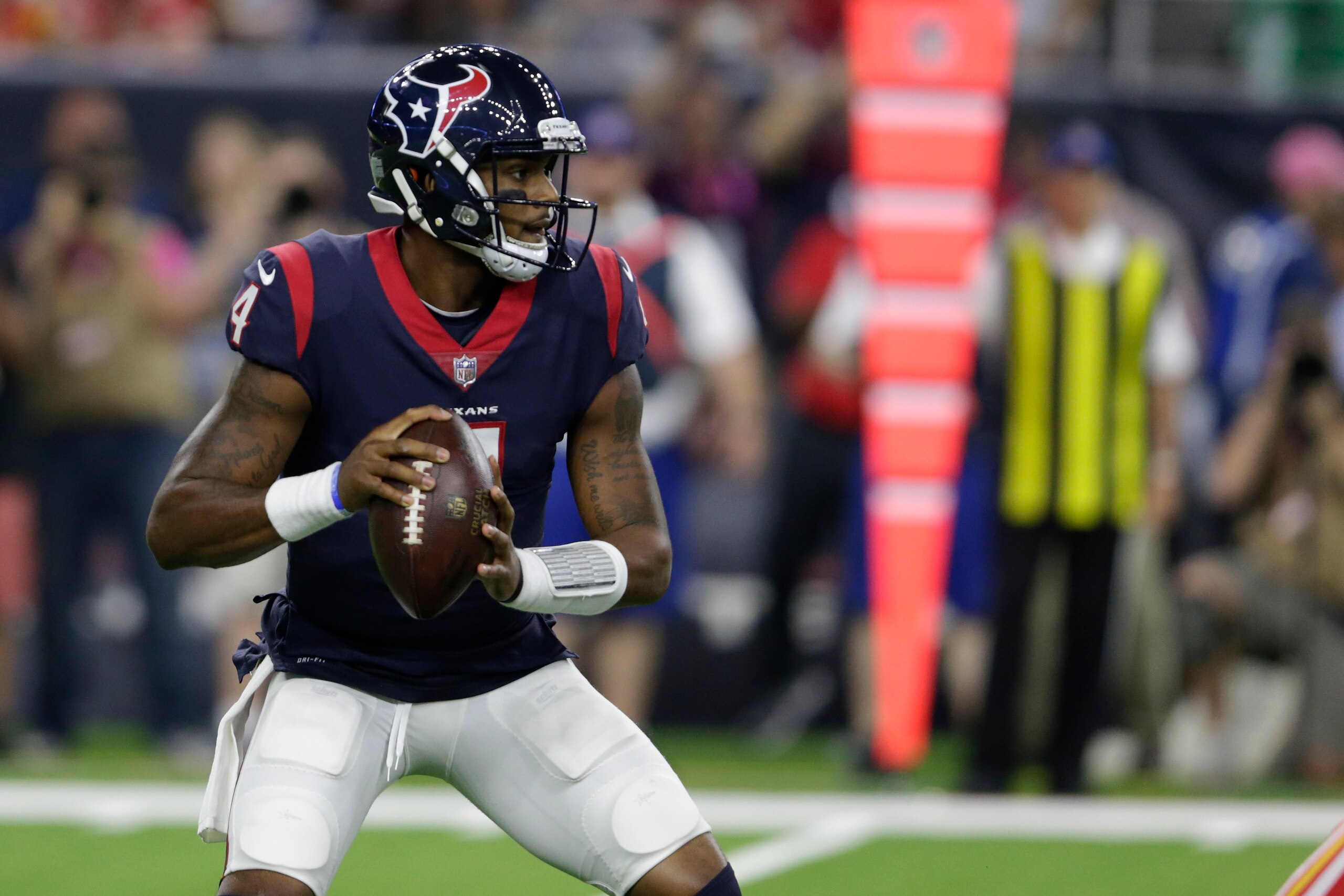 HOUSTON, TX - OCTOBER 08: Deshaun Watson #4 of the Houston Texans drops back for a pass against the Kansas City Chiefs in the first quarter at NRG Stadium on October 8, 2017 in Houston, Texas. (Photo by Tim Warner/Getty Images) HOUSTON, TX - OCTOBER 08: Deshaun Watson #4 of the Houston Texans drops back for a pass against the Kansas City Chiefs in the first quarter at NRG Stadium on October 8, 2017 in Houston, Texas. (Photo by Tim Warner/Getty Images)