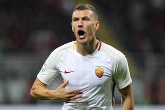 MILAN, ITALY - OCTOBER 01:  Edin Dzeko of AS Roma celebrates after scoring the opening goal during the Serie A match between AC Milan and AS Roma at Stadio Giuseppe Meazza on October 1, 2017 in Milan, Italy.  (Photo by Marco Luzzani/Getty Images)