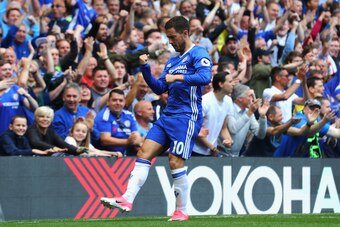 LONDON, ENGLAND - MAY 21:  Eden Hazard of Chelsea celebrates scoring his sides second goal during the Premier League match between Chelsea and Sunderland at Stamford Bridge on May 21, 2017 in London, England.  (Photo by Clive Rose/Getty Images)