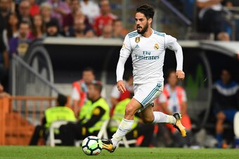 Real Madrid's Spanish midfielder Isco controls the ball during the Spanish league football match Real Madrid CF vs Espanyol at the Santiago Bernabeu stadium in Madrid on October 1, 2017. / AFP PHOTO / GABRIEL BOUYS        (Photo credit should read GABRIEL