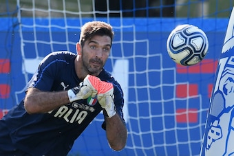 FLORENCE, ITALY - OCTOBER 04:  Gianluigi Buffon of Italy in action during a training session at Italy club's training ground at Coverciano on October 4, 2017 in Florence, Italy.  (Photo by Claudio Villa/Getty Images)