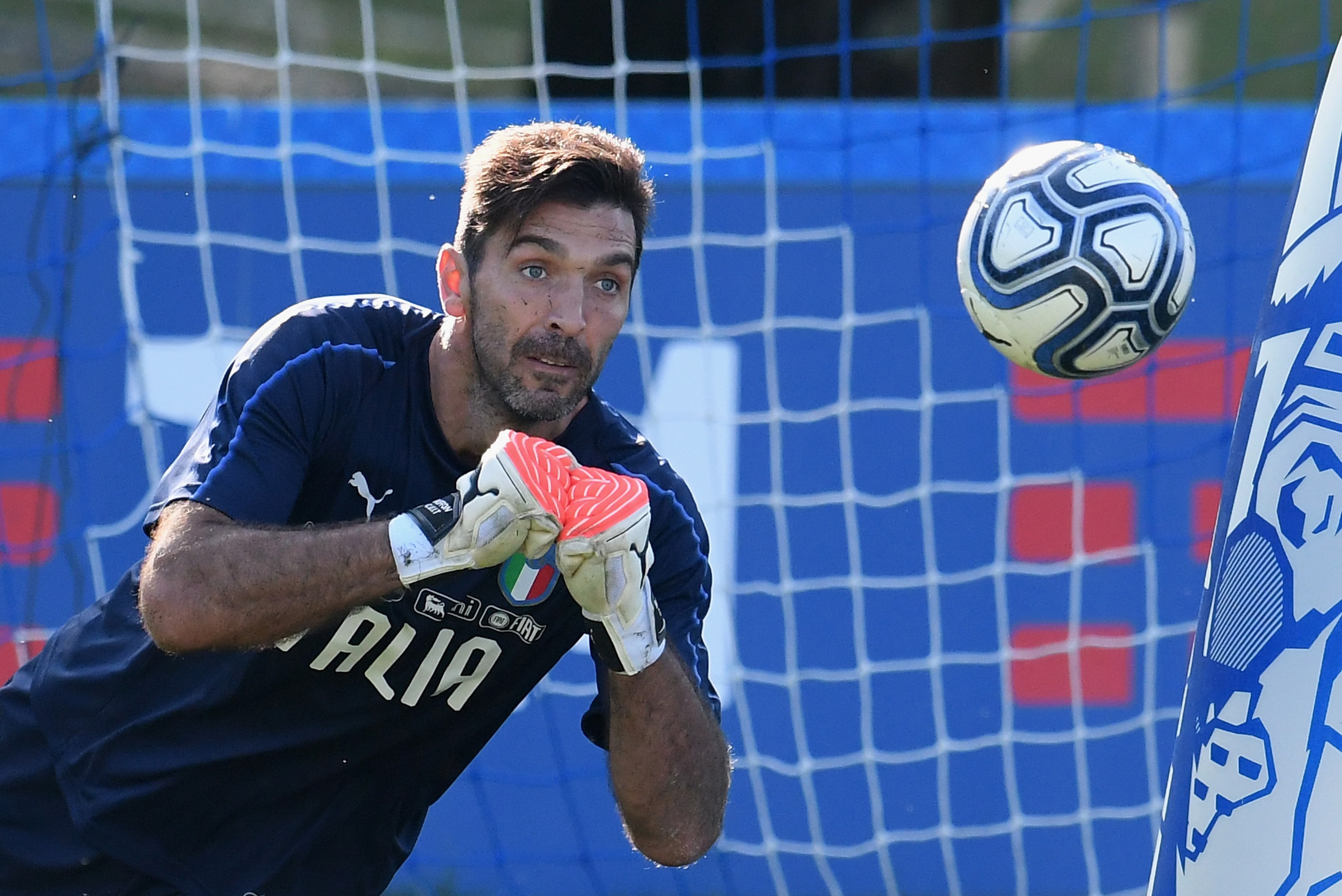 FLORENCE, ITALY - OCTOBER 04:  Gianluigi Buffon of Italy in action during a training session at Italy club's training ground at Coverciano on October 4, 2017 in Florence, Italy.  (Photo by Claudio Villa/Getty Images)