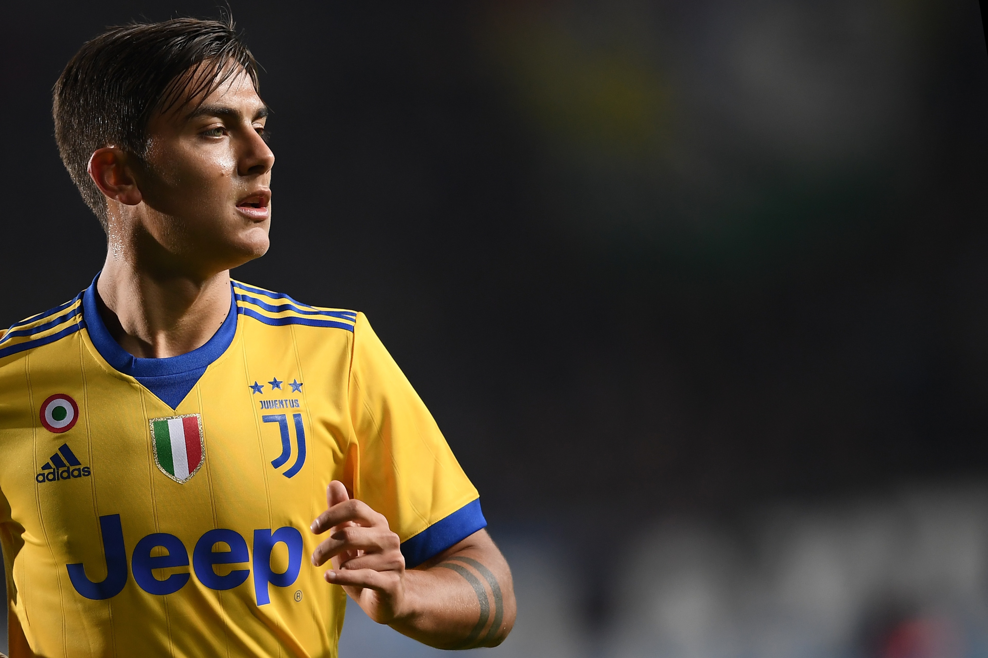 Juventus' Argentinian forward Paulo Dybala looks on during the Italian Serie A football match between Atalanta and Juventus at the 'Atleti Azzurri d'Italia' Stadium in Bergamo, on October 1,  2017. / AFP PHOTO / MARCO BERTORELLO        (Photo credit shoul