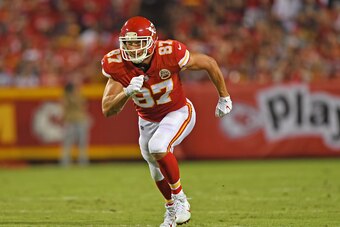 KANSAS CITY, MO - OCTOBER 02:  Tight end Travis Kelce #87 of the Kansas City Chiefs runs up field against the Washington Redskins during the first half on October 2, 2017 at Arrowhead Stadium in Kansas City, Missouri.  (Photo by Peter G. Aiken/Getty Image