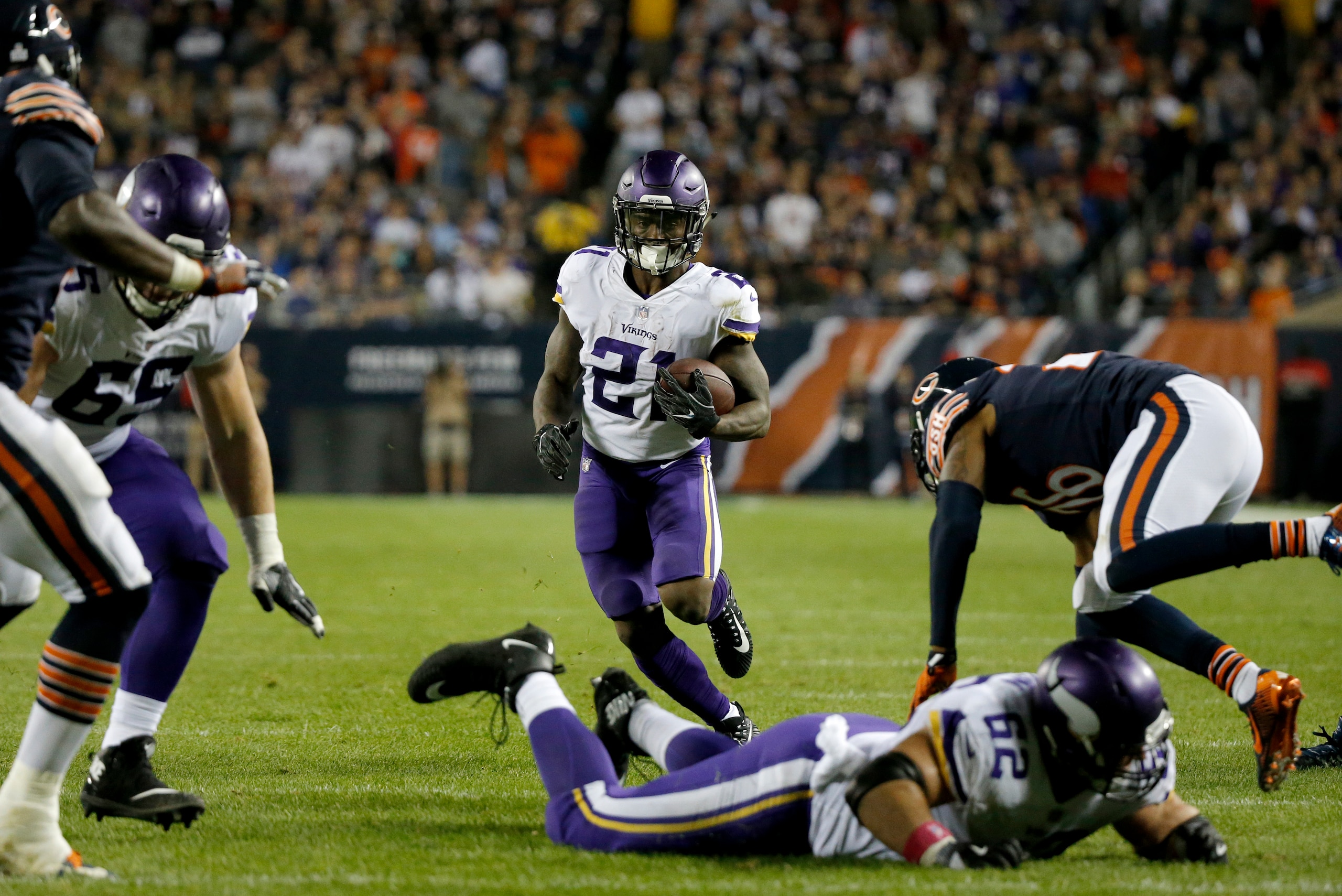 CHICAGO, IL - OCTOBER 09:  Jerick McKinnon #21 of the Minnesota Vikings carries the football in the second quarter against the Chicago Bears at Soldier Field on October 9, 2017 in Chicago, Illinois.  (Photo by Jon Durr/Getty Images)