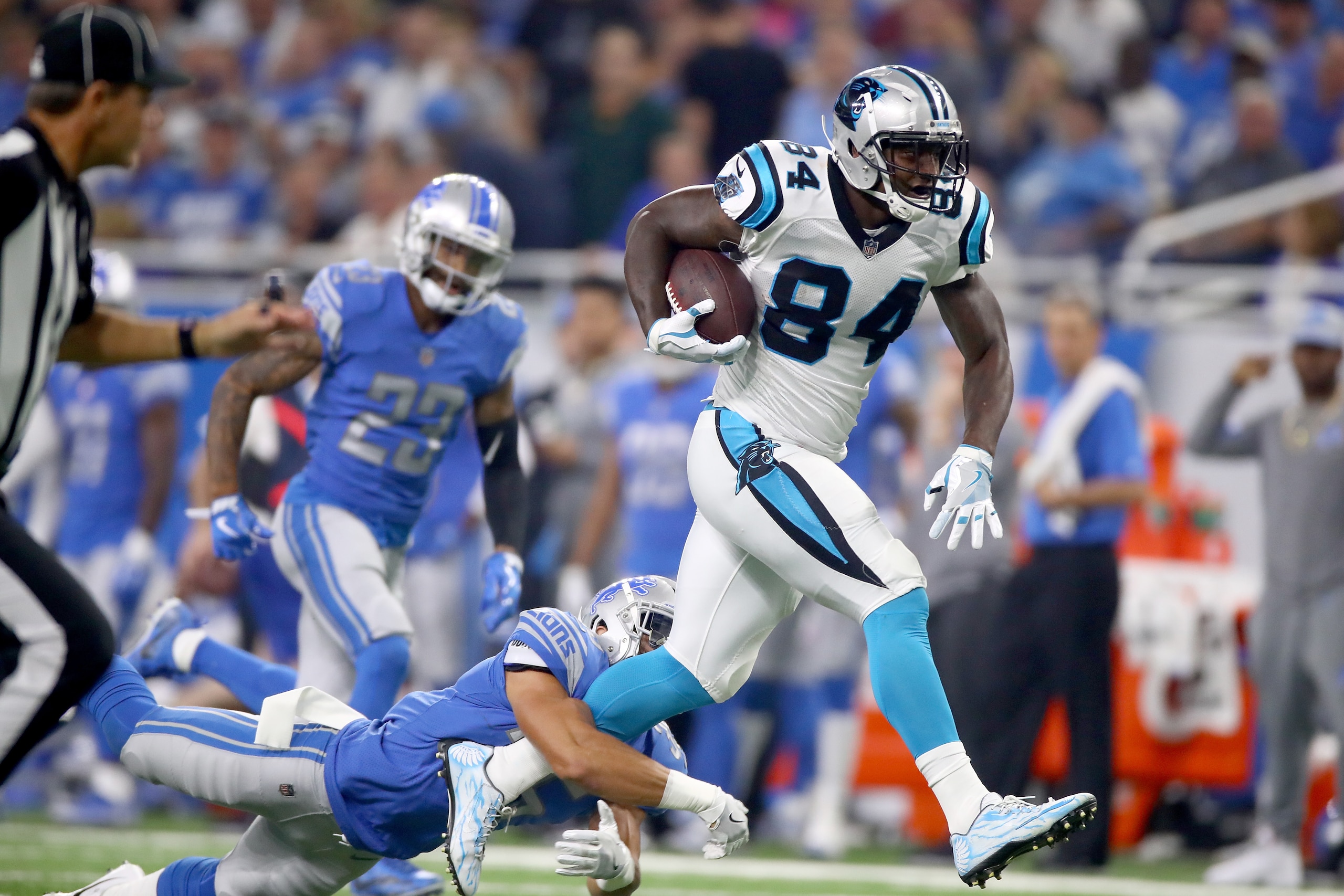 DETROIT, MI - OCTOBER 08: Tight end Ed Dickson #84 of the Carolina Panthers runs for yardage against strong safety Miles Killebrew #35 of the Detroit Lions during the first half at Ford Field on October 8, 2017 in Detroit, Michigan. (Photo by Gregory Sham