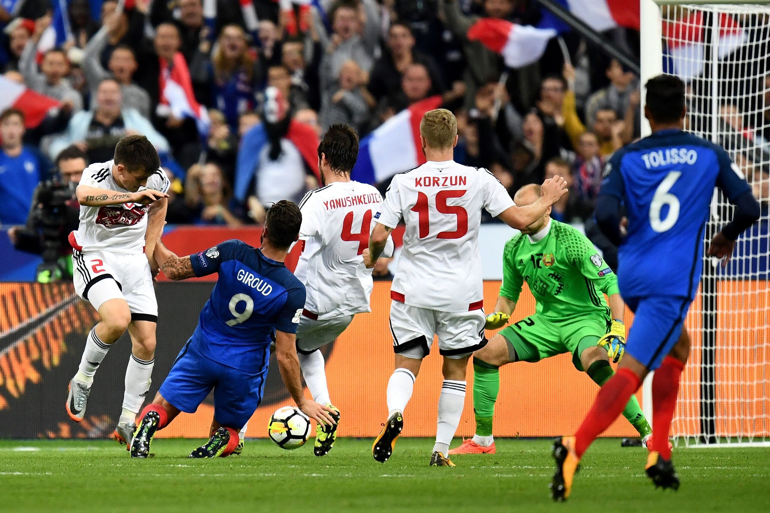 France's forward Olivier Giroud  (2L) falls as he scores  during the FIFA World Cup 2018 qualification football match between France and Belarus at the Stade de France in Saint-Denis, north of Paris, on October 10, 2017. / AFP PHOTO / FRANCK FIFE        (