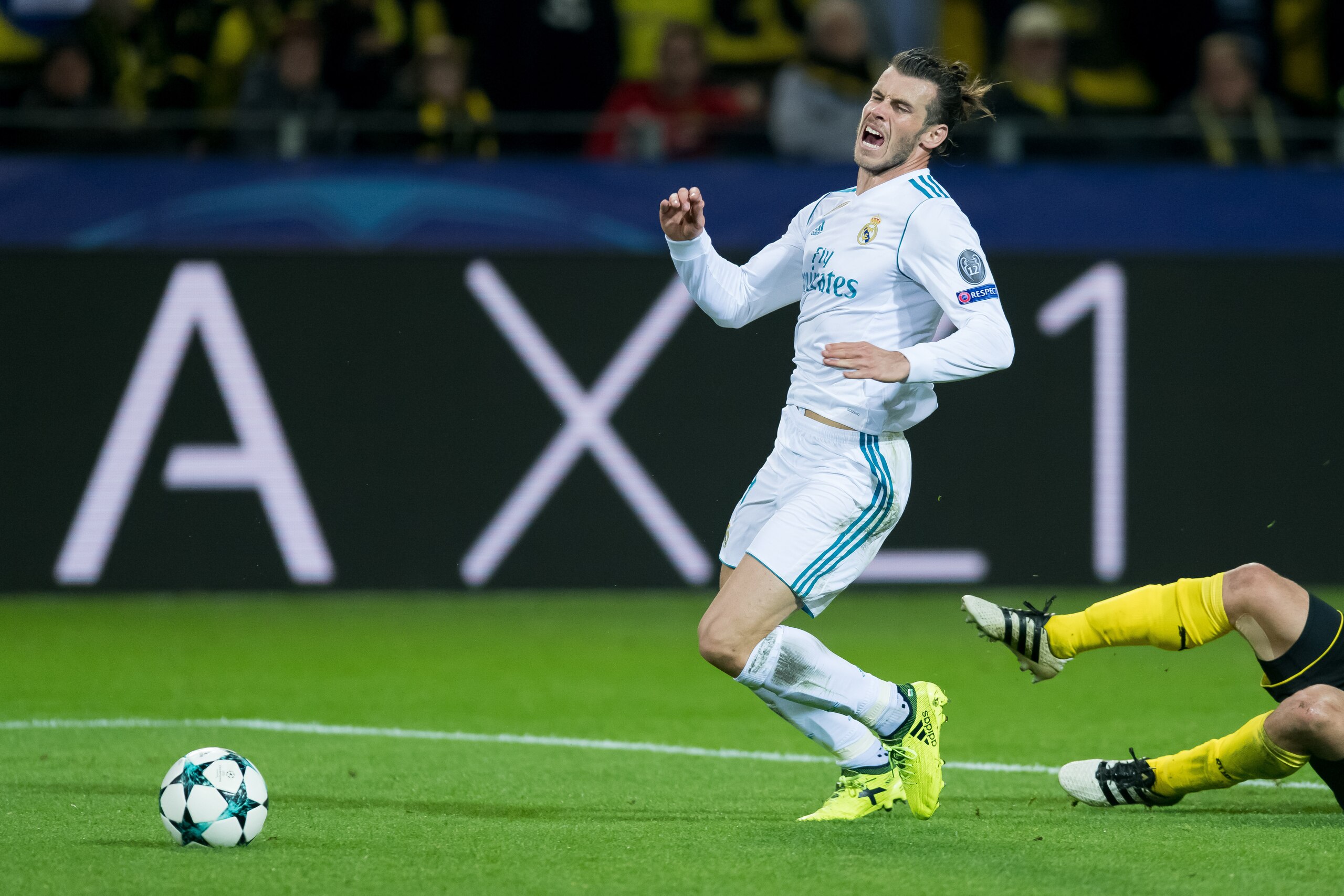 DORTMUND, GERMANY - SEPTEMBER 26: Gareth Bale of Real Madrid and Sokratis of Dortmund battle for the ball during the UEFA Champions League group H match between Borussia Dortmund and Real Madrid at Signal Iduna Park on September 26, 2017 in Dortmund, Germ