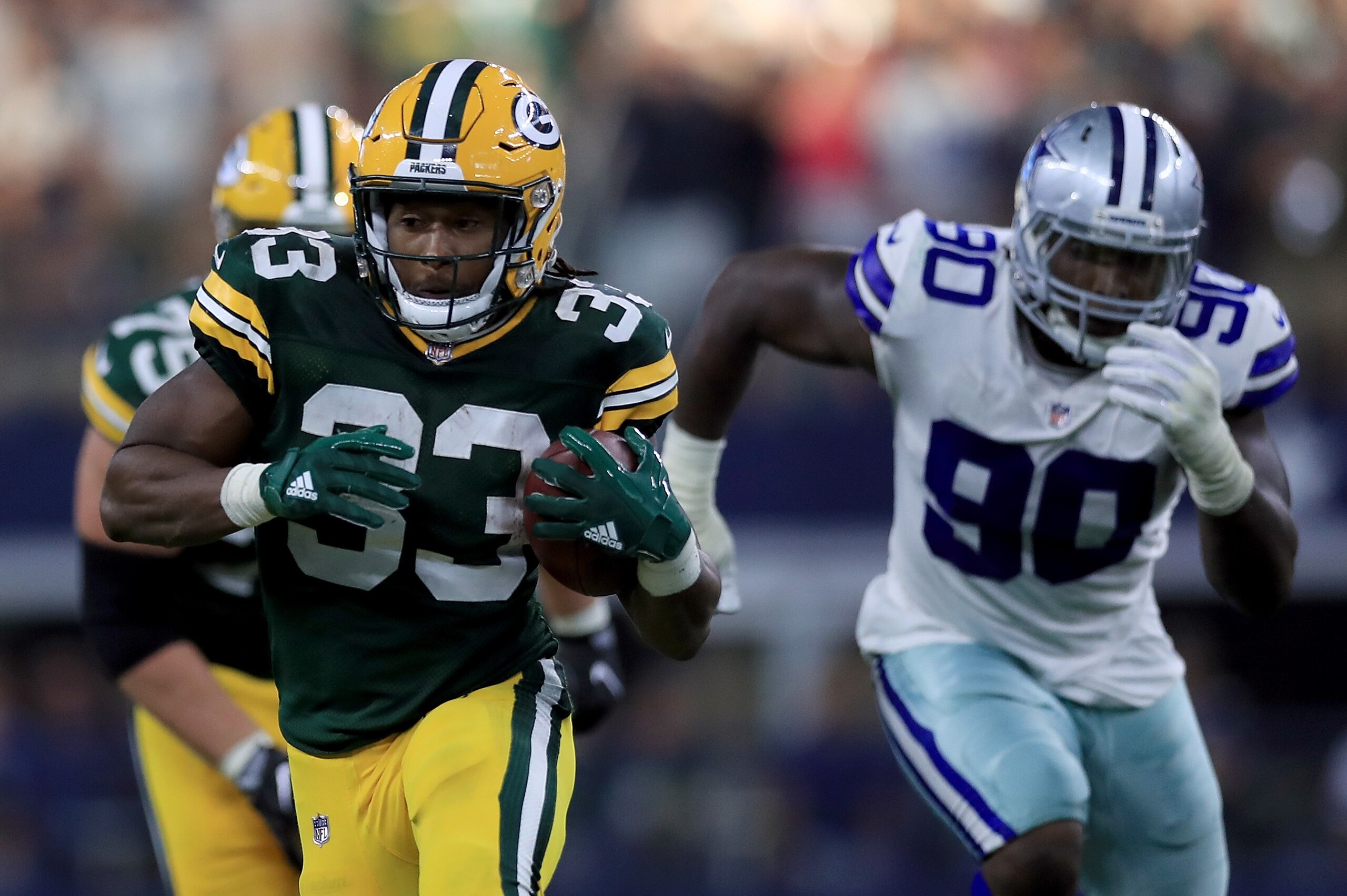 ARLINGTON, TX - OCTOBER 08:  Aaron Jones #33 of the Green Bay Packers runs the ball against the Dallas Cowboys in the fourth quarter at AT&T Stadium on October 8, 2017 in Arlington, Texas.  (Photo by Ronald Martinez/Getty Images)