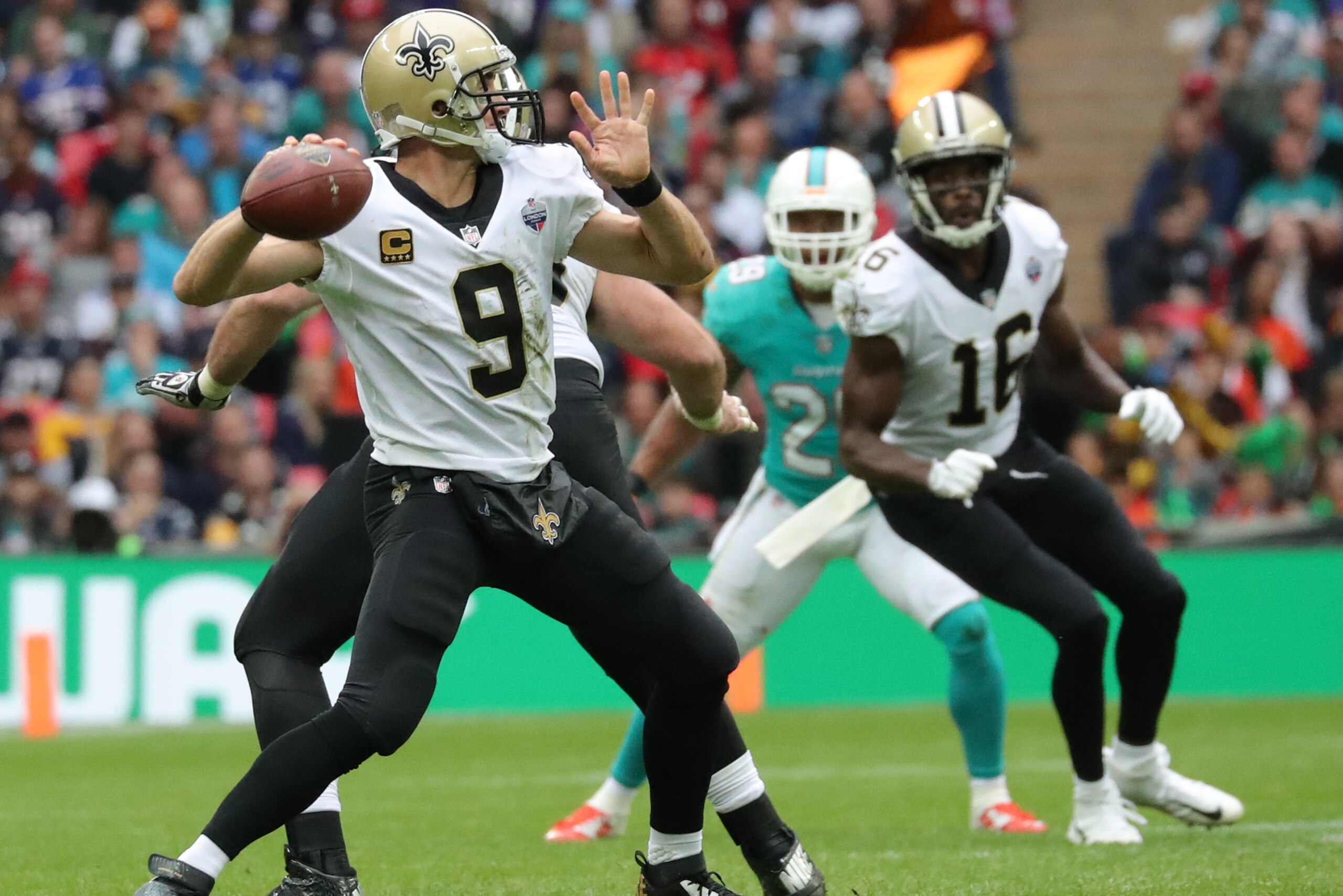 LONDON, ENGLAND - OCTOBER 01: New Orleans Saints quarterback Drew Brees #9 throws a pass during the NFL match between the Miami Dolphins and the New Orleans Saints at Wembley Stadium on October 1, 2017 in London, United Kingdom. (Photo by Mitchell Gunn/Ge