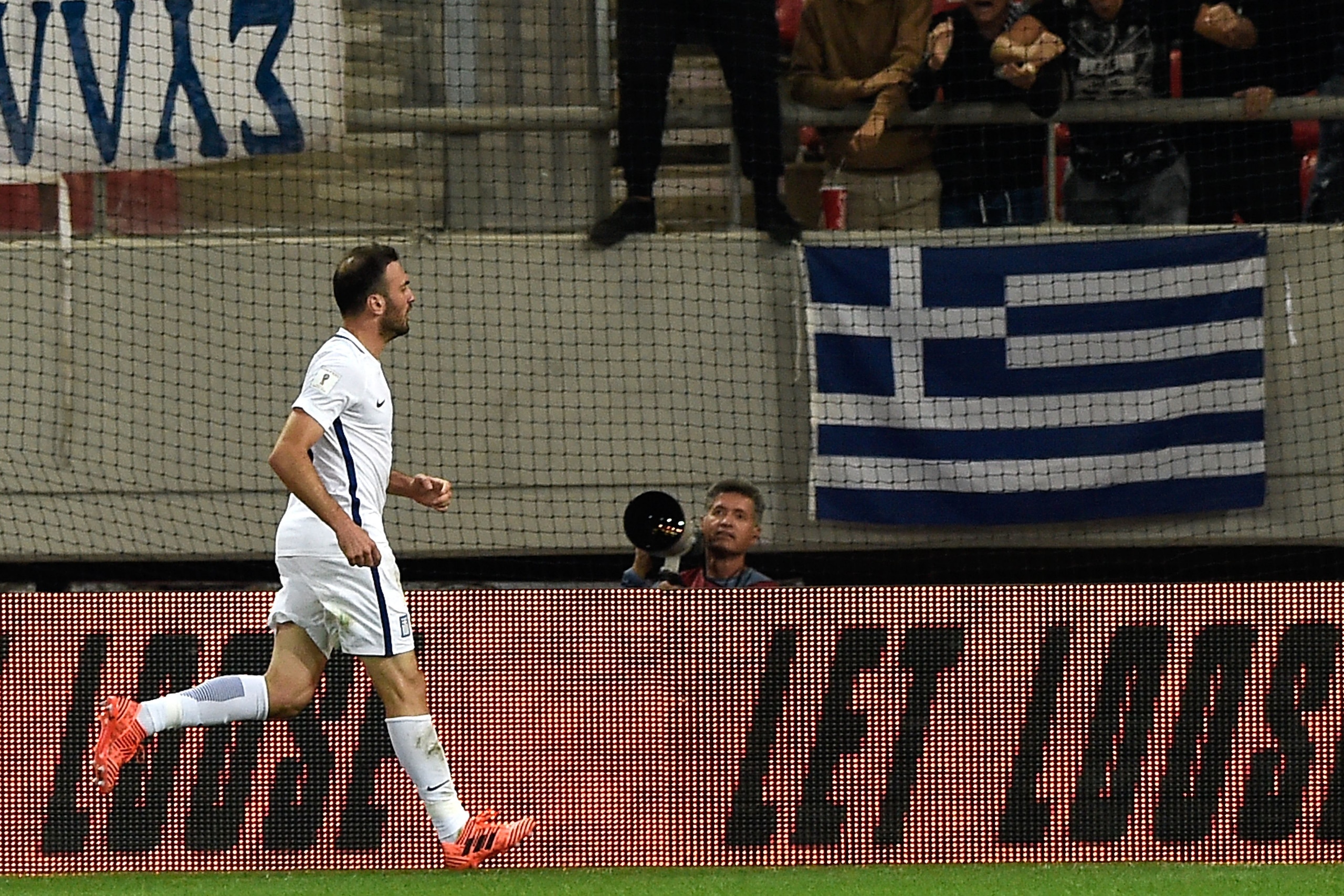 Greece's Vasilis Torosidis celebrates his goal during their FIFA World Cup 2018 qualifying Group H football match between Greece and Gibraltar at the Karaoskaki Stadium in Athens on October 10, 2017. / AFP PHOTO / Angelos Tzortzinis        (Photo credit s
