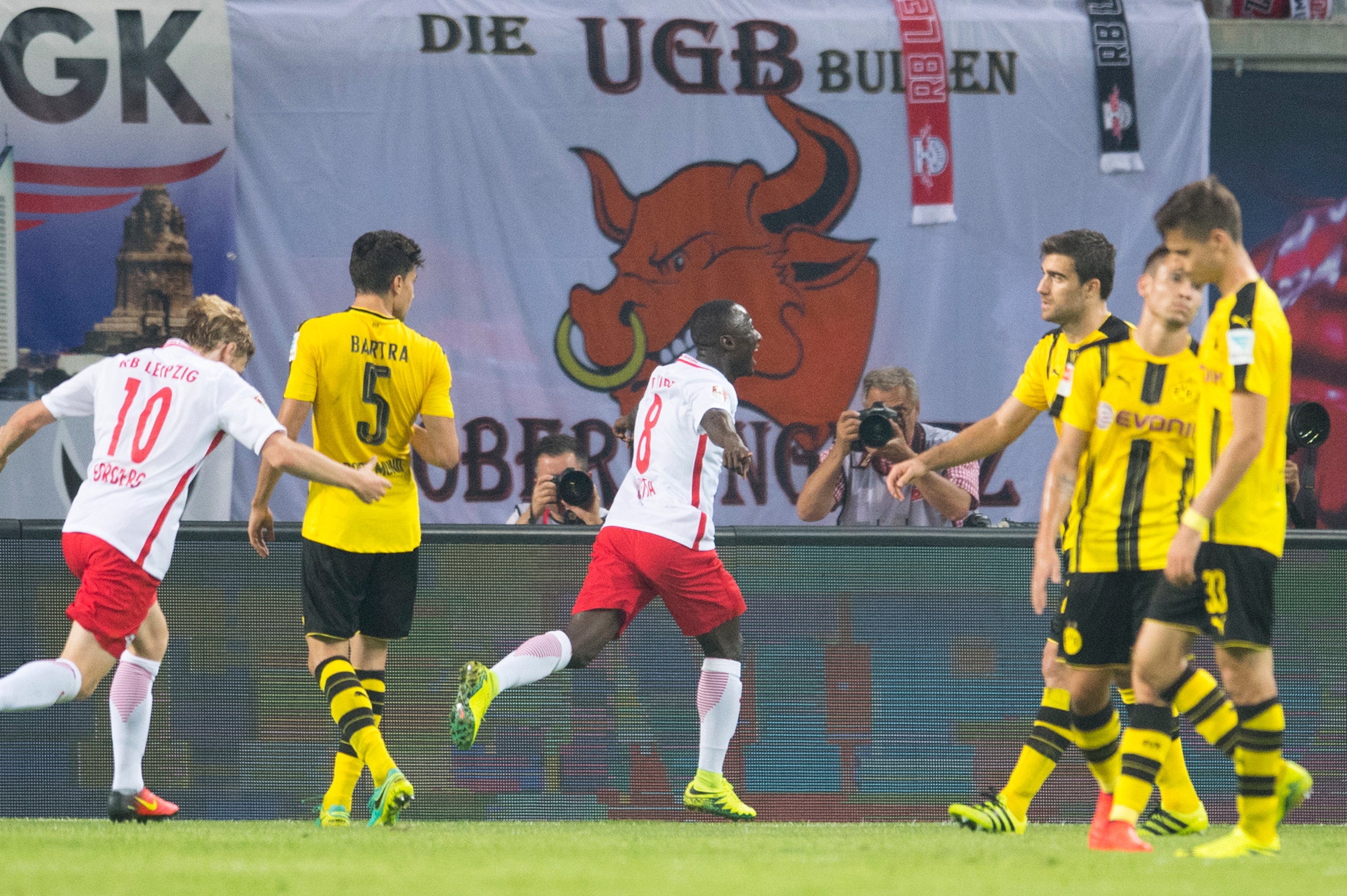 Leipzig´s Guinean midfielder Naby Deco Keita (C) celbrates after scoring the first goal during German first division Bundesliga football match between RB Leipzig and BVB Borrusia Dortmund in Leipzig, eastern Germany on September 10, 2016.    / AFP / ROBER
