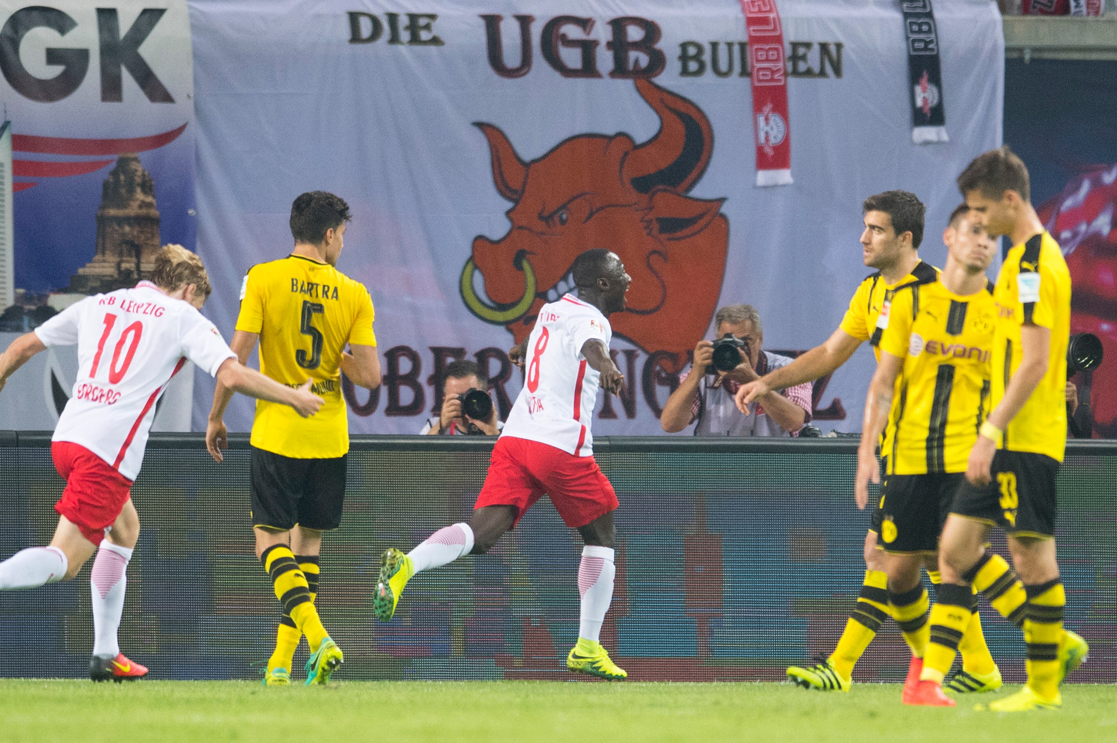Leipzig´s Guinean midfielder Naby Deco Keita (C) celbrates after scoring the first goal during German first division Bundesliga football match between RB Leipzig and BVB Borrusia Dortmund in Leipzig, eastern Germany on September 10, 2016.    / AFP / ROBER