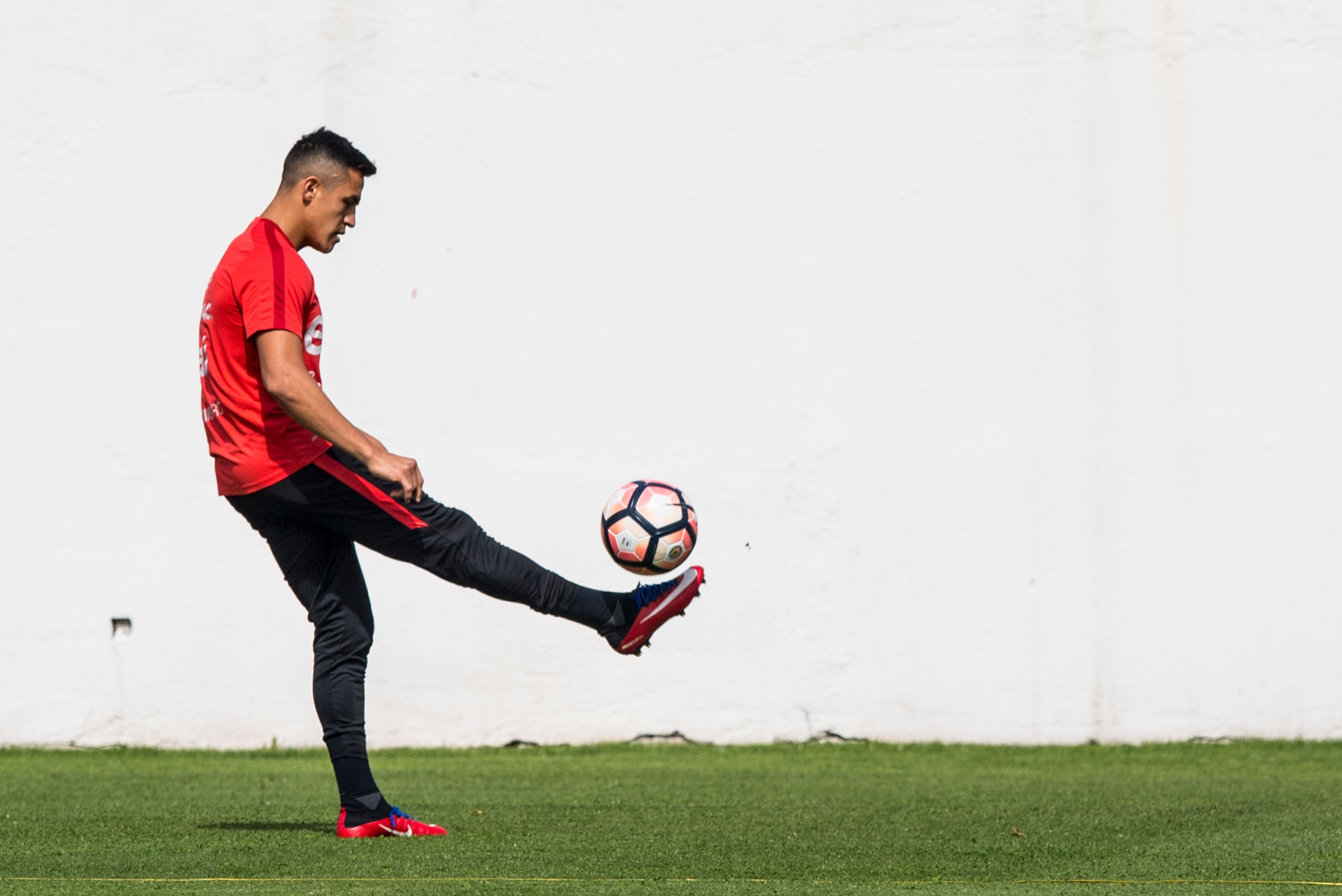 Chile's footballer Alexis Sanchez takes part in a training session at the Juan Pinto Duran sports complex in Santiago, on 3 October 2017, ahead of their upcoming World Cup qualifier matches against Ecuador and Brazil.  / AFP PHOTO / Martin BERNETTI       
