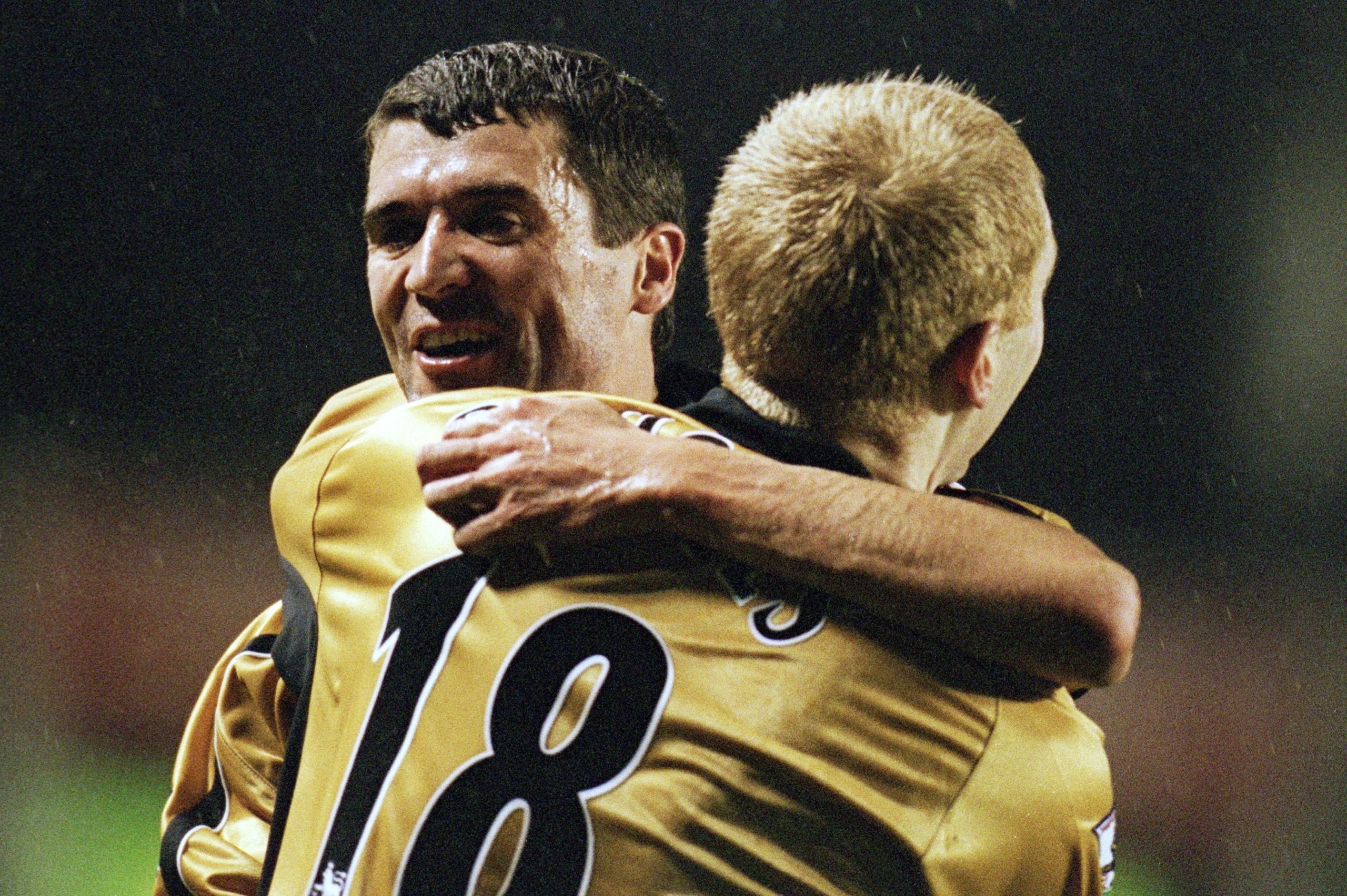25 Nov 2001: Captain Roy Keane congratulates team-mate Paul Scholes of Manchester United after he gave his side the lead during the FA Barclaycard Premiership match against Arsenal played at Highbury, in London. Arsenal won the match 3-1. \ Mandatory Cre 25 Nov 2001: Captain Roy Keane congratulates team-mate Paul Scholes of Manchester United after he gave his side the lead during the FA Barclaycard Premiership match against Arsenal played at Highbury, in London. Arsenal won the match 3-1. \ Mandatory Cre