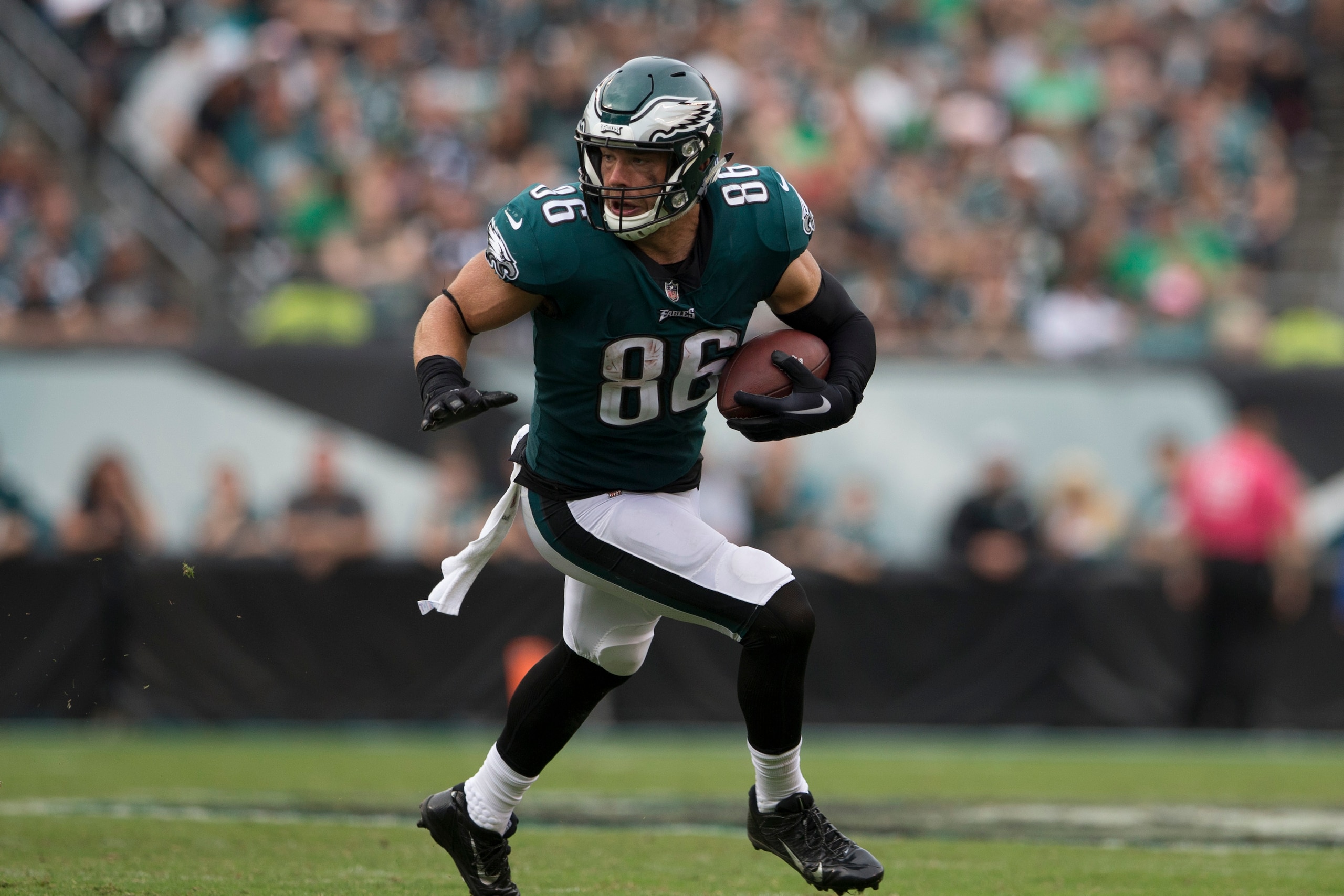PHILADELPHIA, PA - OCTOBER 08: Zach Ertz #86 of the Philadelphia Eagles runs with the ball against the Arizona Cardinals at Lincoln Financial Field on October 8, 2017 in Philadelphia, Pennsylvania. (Photo by Mitchell Leff/Getty Images)