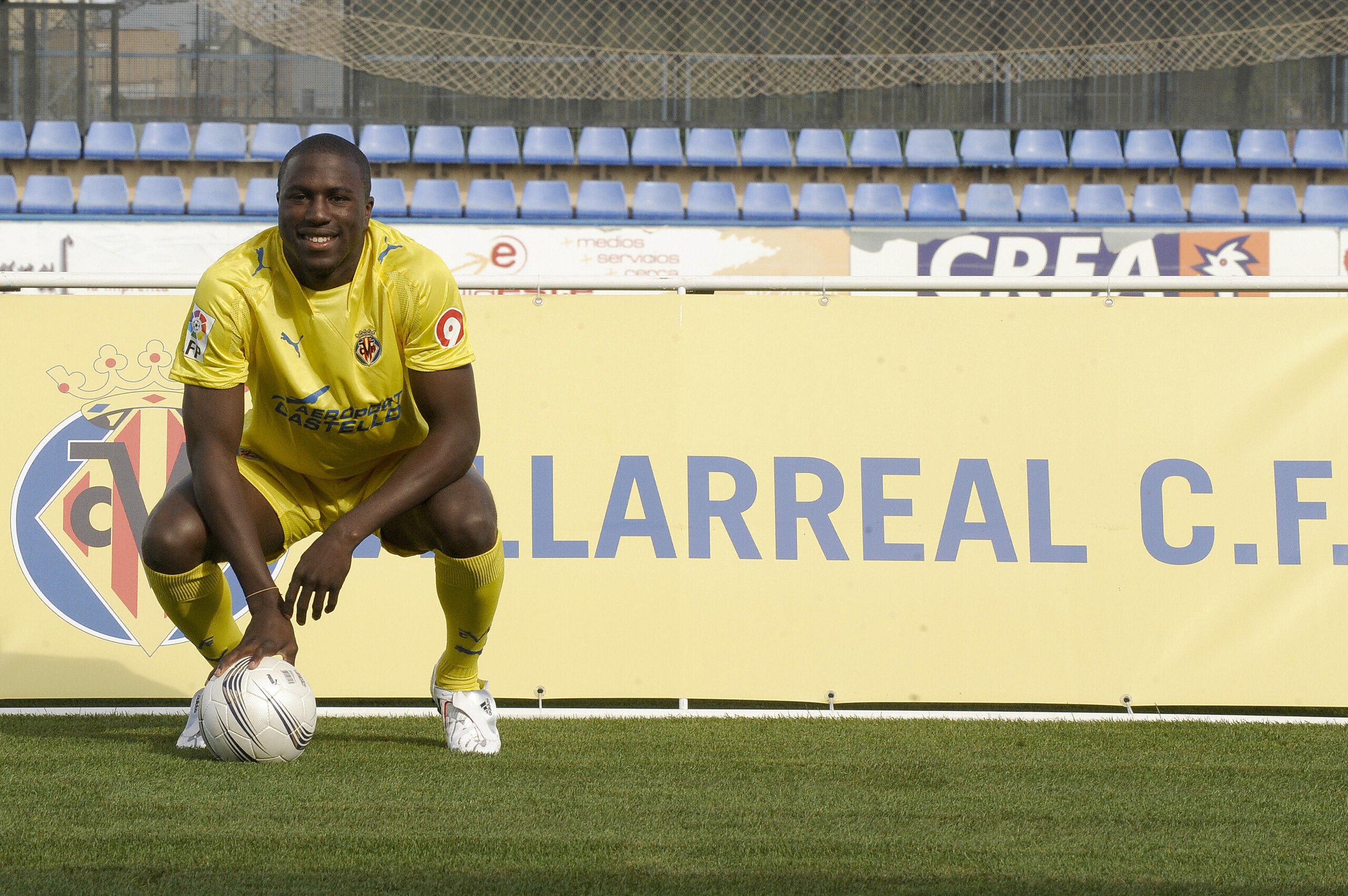 Villarreal's new US signing Jozy Altidore poses during his official presentation at the Madrigal Stadium in Villarreal on June 11, 2008.  AFP PHOTO/DIEGO TUSON (Photo credit should read DIEGO TUSON/AFP/Getty Images)