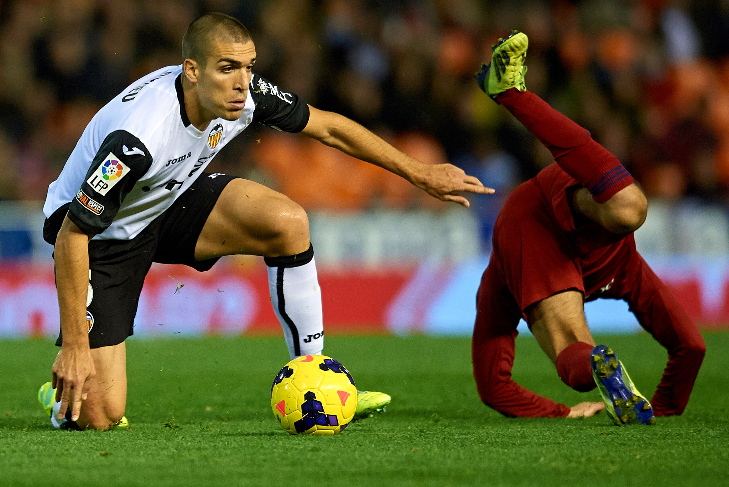 VALENCIA, SPAIN - DECEMBER 01:  Oriol Romeu of Valencia controls the ball during the La Liga match between Valencia CF  and CA Osasuna at Estadio Mestalla on December 01, 2013 in Valencia, Spain.  (Photo by Manuel Queimadelos Alonso/Getty Images)