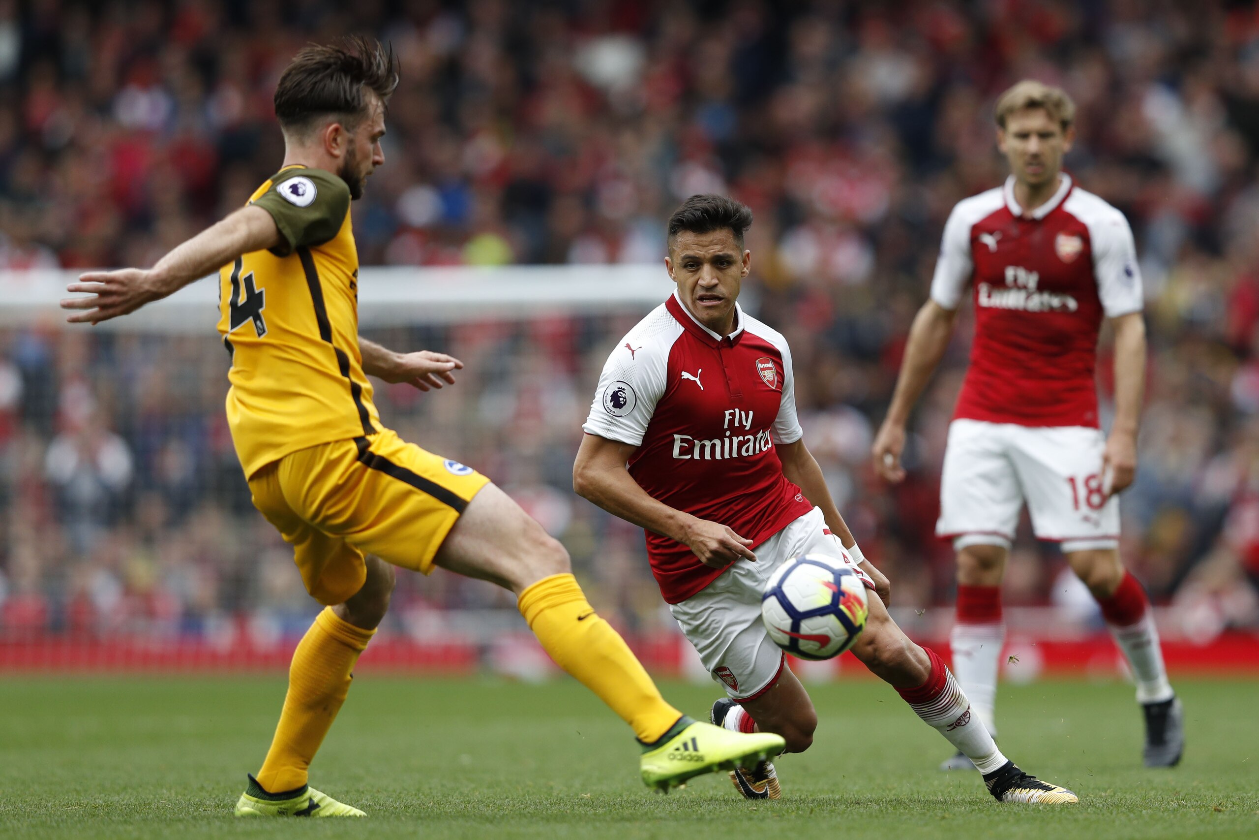Arsenal's Chilean striker Alexis Sanchez (R) vies with Brighton's Dutch midfielder Davy Propper during the English Premier League football match between Arsenal and Brighton at the Emirates Stadium in London on October 1, 2017. / AFP PHOTO / Adrian DENNI Arsenal's Chilean striker Alexis Sanchez (R) vies with Brighton's Dutch midfielder Davy Propper during the English Premier League football match between Arsenal and Brighton at the Emirates Stadium in London on October 1, 2017. / AFP PHOTO / Adrian DENNI