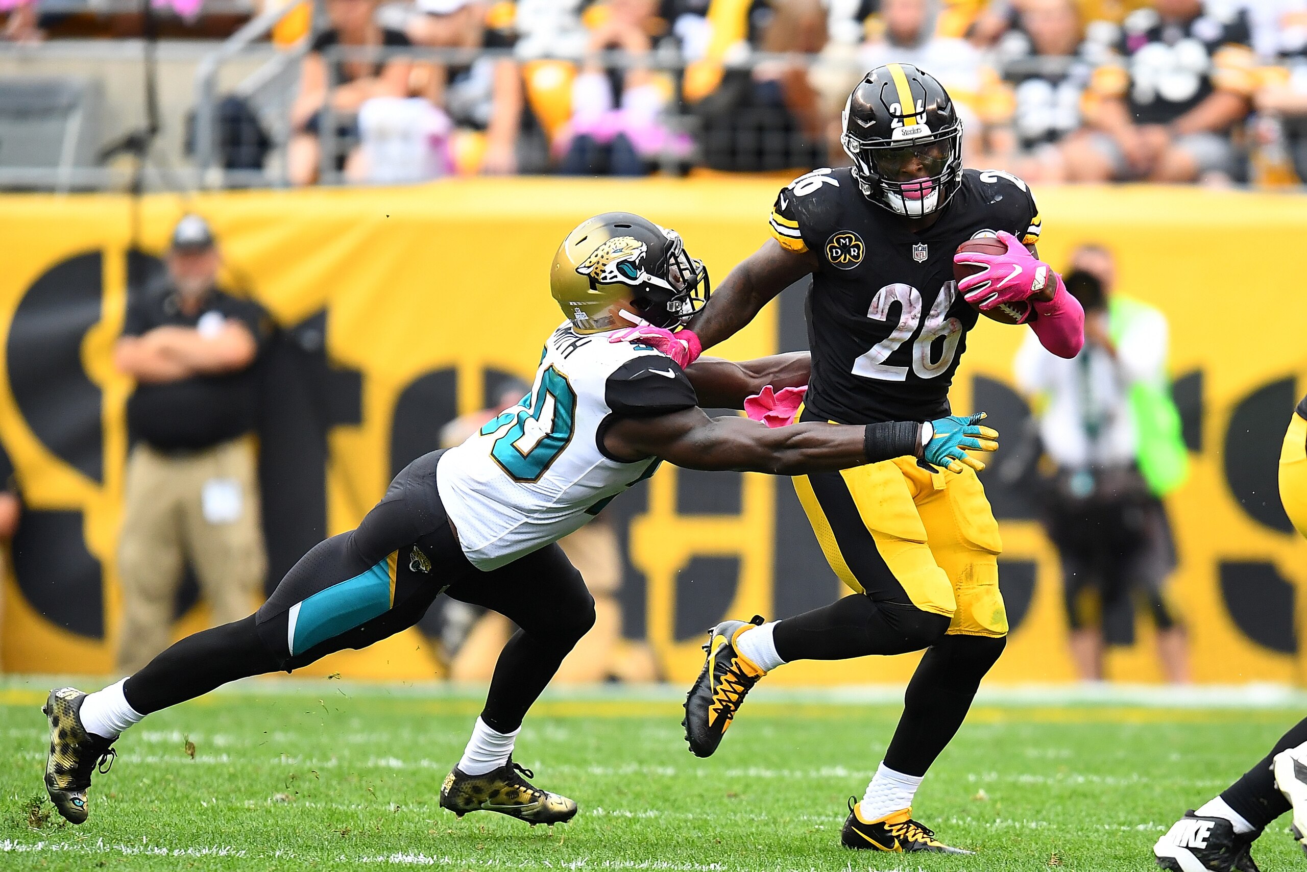 PITTSBURGH, PA - OCTOBER 08:  Le'Veon Bell #26 of the Pittsburgh Steelers avoids a tackle by Telvin Smith #50 of the Jacksonville Jaguars at Heinz Field on October 8, 2017 in Pittsburgh, Pennsylvania. (Photo by Joe Sargent/Getty Images) *** Local Caption 