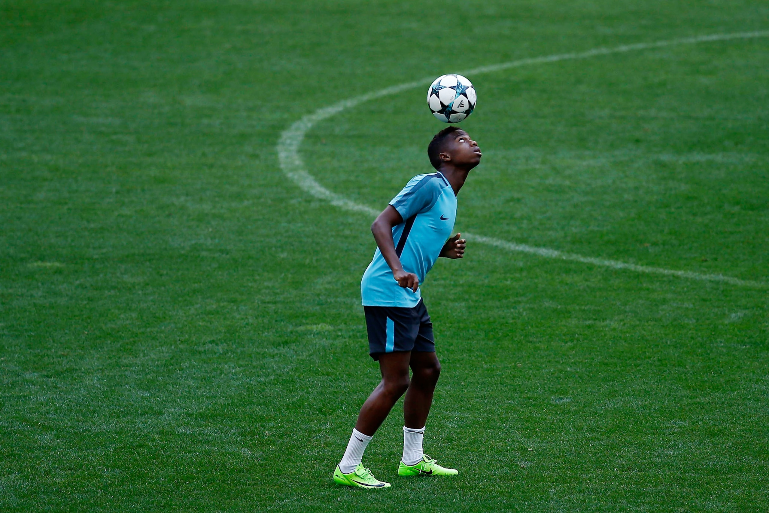 MADRID, SPAIN - SEPTEMBER 26: Charly Musonda of Chelsea FC excercises during a training session ahead of the UEFA Champions League Group C match between Atletico de Madrid and Chelsea FC at Wanda Metropolitano stadium on September 26, 2017 in Madrid, Spa MADRID, SPAIN - SEPTEMBER 26: Charly Musonda of Chelsea FC excercises during a training session ahead of the UEFA Champions League Group C match between Atletico de Madrid and Chelsea FC at Wanda Metropolitano stadium on September 26, 2017 in Madrid, Spa