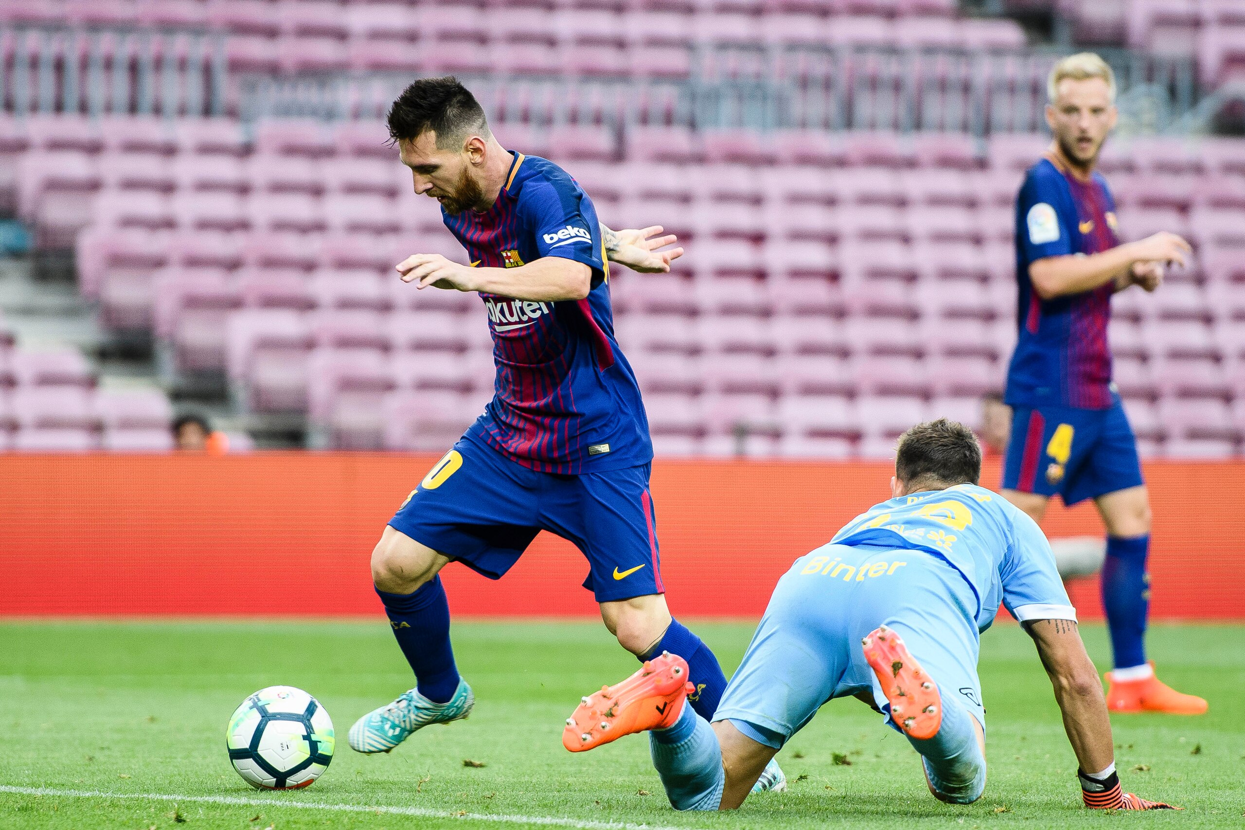 BARCELONA, SPAIN - OCTOBER 01: Lionel Andres Messi of FC Barcelona (L) in action during the La Liga 2017-18 match between FC Barcelona and Las Palmas at Camp Nou on 01 October 2017 in Barcelona, Spain. (Photo by Power Sport Images/Getty Images)